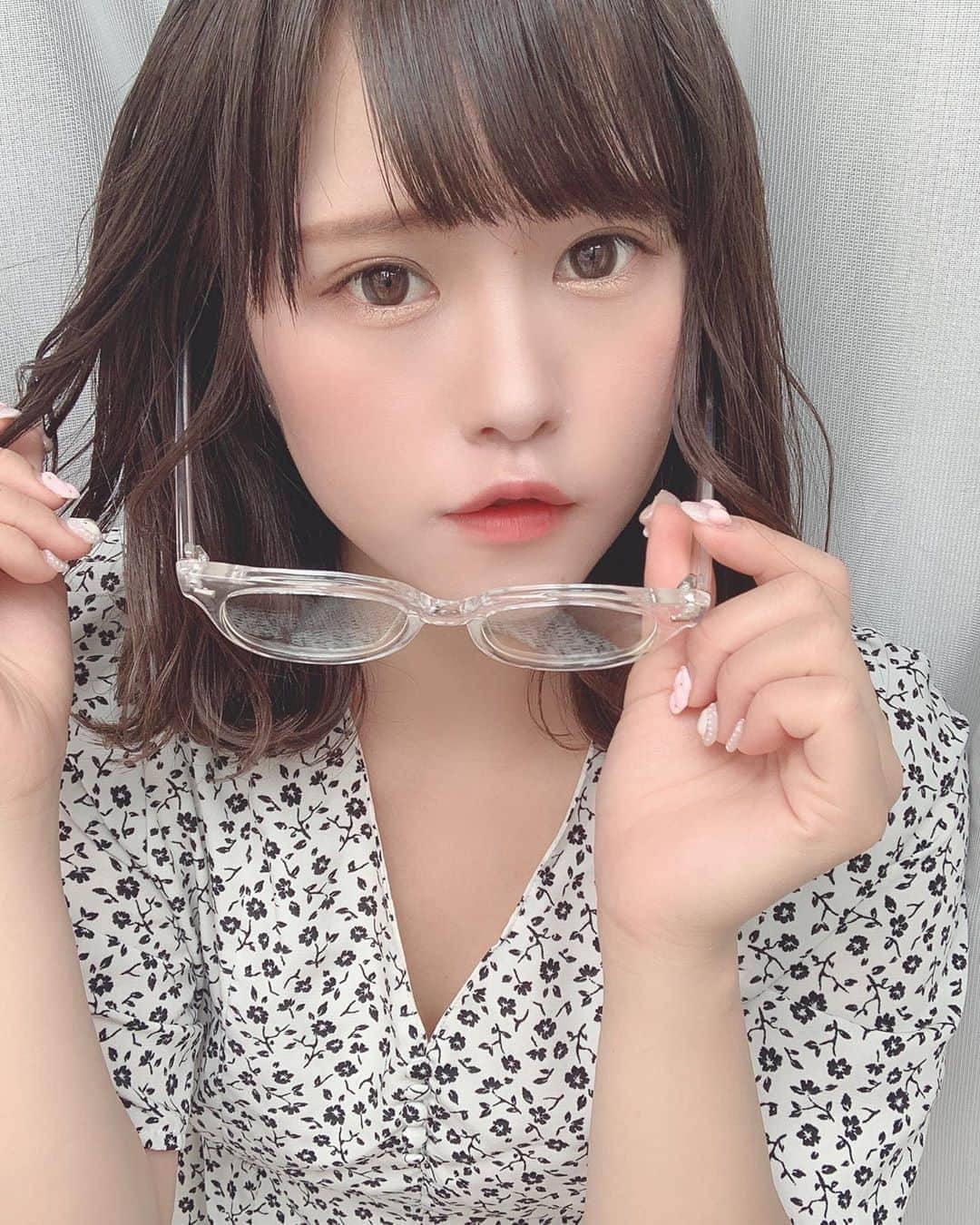 のインスタグラム：「メガネ女子……♡！ @tres.jewelry さんから頂きました✨ メガネ女子どうかな？♡ #tresjewelry #メガネ女子 #メガネコーデ #夏コーディネート #透明メガネ #夏コーデ #ウェーブ巻き #ヘアアレンジ #アクセサリー #ワンピース」