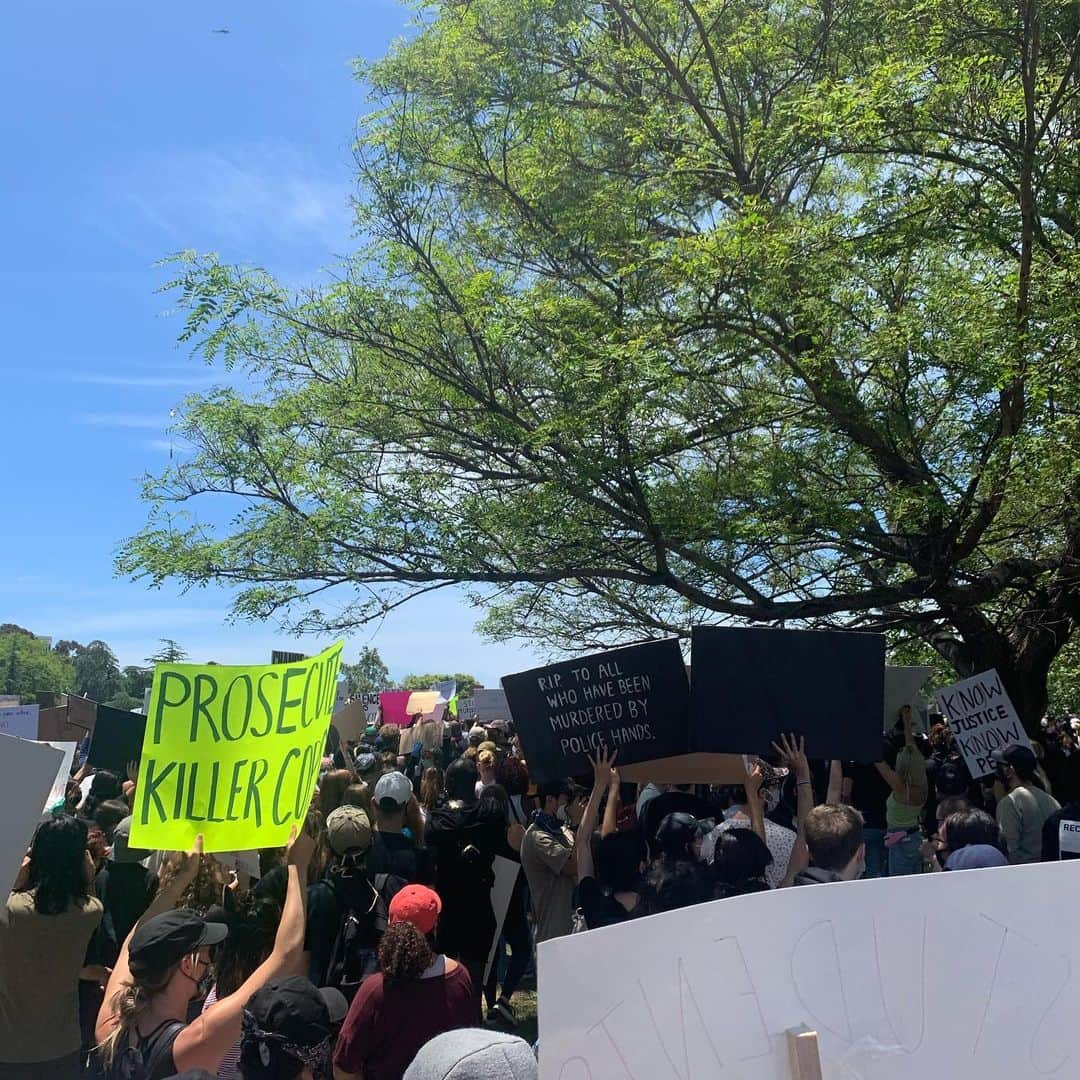 Olivia Browerさんのインスタグラム写真 - (Olivia BrowerInstagram)「I’ve been lucky enough to participate in a few of the local protests that have been held this week. They have been peaceful, educational, welcoming, and a beautiful demonstration of our 1st amendment right. Thank you @blklivesmatter for organizing and thank you to the amazing strong speakers for sharing impactful messages and personal stories..... please please listen, educate yourself, and vote... let’s BE the change. 💛💛#blacklivesmatter #letsbethechange」6月4日 14時22分 - oliviabrower_