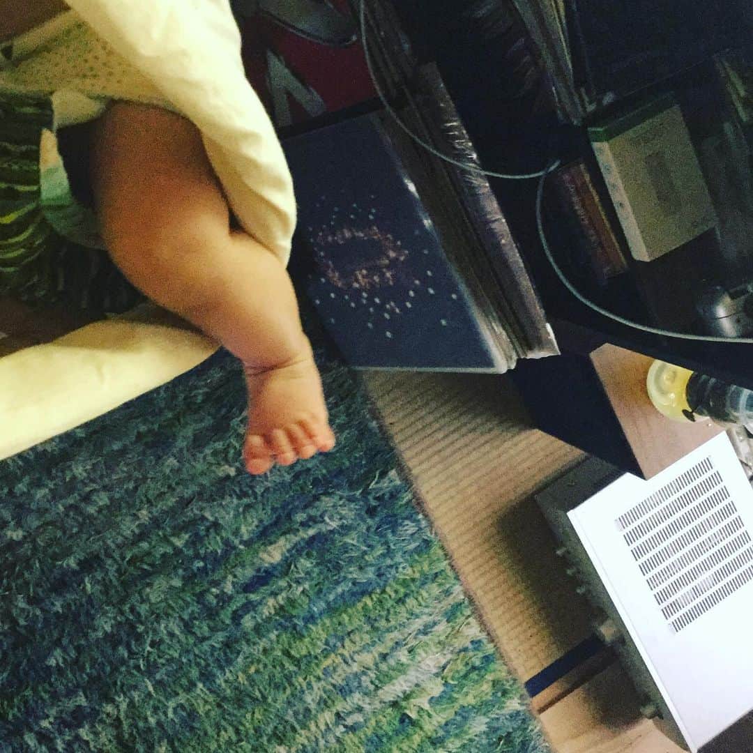 三宅洋平さんのインスタグラム写真 - (三宅洋平Instagram)「生後3ヶ月 足が伸びたね DNAと細胞分裂」6月4日 14時22分 - miyake_yohei