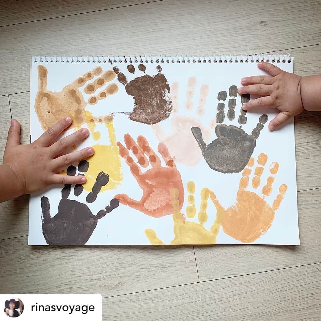 Jaeyoon Choiのインスタグラム：「Posted @withregram • @rinasvoyage 🌏 🤚🏻🤚🏼🤚🏽🤚🏾🤚🏿 . . 아들도 한일 혼혈이고, 지금 미국에 살고 있고... 아직 누구를 괴롭힌 것도, 누군가에게 괴롭힘 당한 것도 없지만, 언젠가 상처받은 일이 생길지도 모르겠다... 세계에서는 다양한 사람들이 있고 미국에서는 다양한 인종의 친구들도 생길거 같고... 그래도 나라, 외모, 피부색, 언어 때문에 욕하거나 왕따당할수도 있다는 생각에... 가르치면서 만들어봤다...」