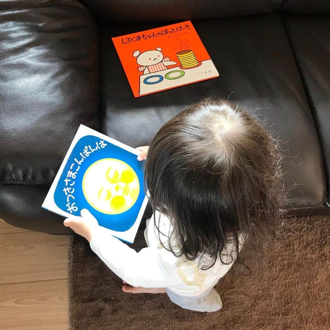 藤澤恵麻さんのインスタグラム写真 - (藤澤恵麻Instagram)「最近、娘がお気に入りの2冊の絵本。 「おつきさまこんばんは」 「しろくまちゃんのほっとけーき」  子供の絵本は色もカラフルでとっても可愛いですよね。読んでいて私も癒されています。  娘はまだ小さいので、なかなかじっと聞いてくれませんが、それでも読んで欲しそうに私のところに絵本を持ってきます。 どう読めば最後まで一緒に楽しめるかなと読み方を研究中です。  #恵麻 #ema #ベビー #絵本 #えほん #おつきさまこんばんは #しろくまちゃんのほっとけーき #お気に入り」6月4日 14時30分 - ema_fujisawa_official