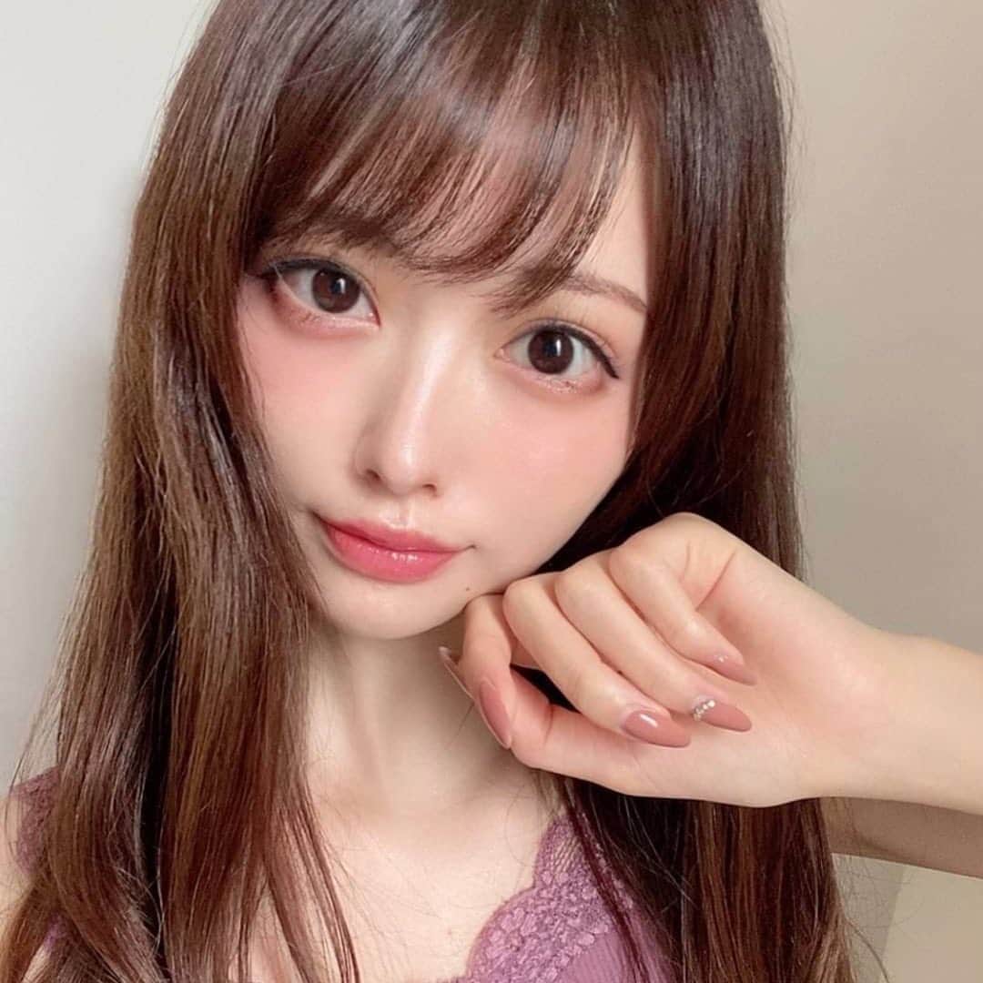 Mew contactさんのインスタグラム写真 - (Mew contactInstagram)「ベルシーク﻿ ノワールロゼ﻿ ﻿ 安達祐実イメモのカラコン💛﻿ 今回は「ノワールロゼ」をレポ☝﻿ ﻿ 【スペック】﻿ DIA14.2mm/着色直径13.4mm﻿ ﻿ 【デザイン】﻿ ベースはスモーキーな黒のドット。﻿ アクセントカラーはボルドー系ブラウン💄﻿ 水彩みたいに透明感のある濃淡が特徴的✨﻿ ﻿ 【実際に装着】﻿ ふんわり溶け込むように馴染む黒い瞳❤﻿ ボルドー系カラーはうっすら除くアクセントに。﻿ 透明感やツヤ感を感じますね✨﻿ ﻿ 【全体の雰囲気】﻿ ボルドー系ブラウンのニュアンスが◎！﻿ 大人っぽく凛とした表情に💕﻿ マスクメイクでも映えますね😊﻿ ﻿ ----------------------------﻿ 詳細はMew contactで！﻿ プロフィールからチェック🔍﻿ ----------------------------﻿ ﻿ #カラコン #カラーコンタクト #カラコンレポ #カラコン着画 #カラコン通販 #カラコンレビュー #mewcontact #ミューコンタクト #デート #メイク #make #cosme #大人女子 #安達祐実 #フリュー #colorcon #ボルドー #おでかけ #ノワールロゼ #ショッピング #大人カジュアル #ベルシーク #ナチュラルメイク #大人メイク #おしゃれ #おうち時間 #telework #可愛い #テレワーク #ナチュラル」6月4日 14時31分 - mewcontact