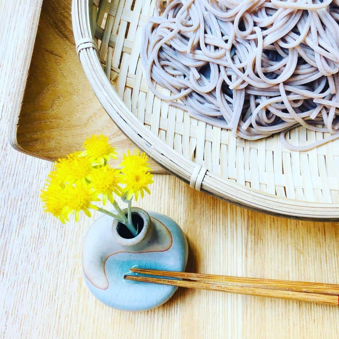 大宮エリーさんのインスタグラム写真 - (大宮エリーInstagram)「‪今日のお昼ご飯。‬ ‪蒸し暑いのでお蕎麦です。‬ ‪シンプルな、、、。‬ ‪大葉とネギとカイワレの、‬ ‪名づけて、青々そば。‬ ‪箸置きが小さい花瓶になっているのに‬ ‪してみました。‬ ‪なんかおもしろいですよね。‬ ‪便利。お花いれれば毎日違う‬ ‪箸置きに。‬ #箸置き #箸置きコレクション  #蕎麦 #お昼ごはん #家庭菜園」6月4日 14時34分 - ellie_omiya