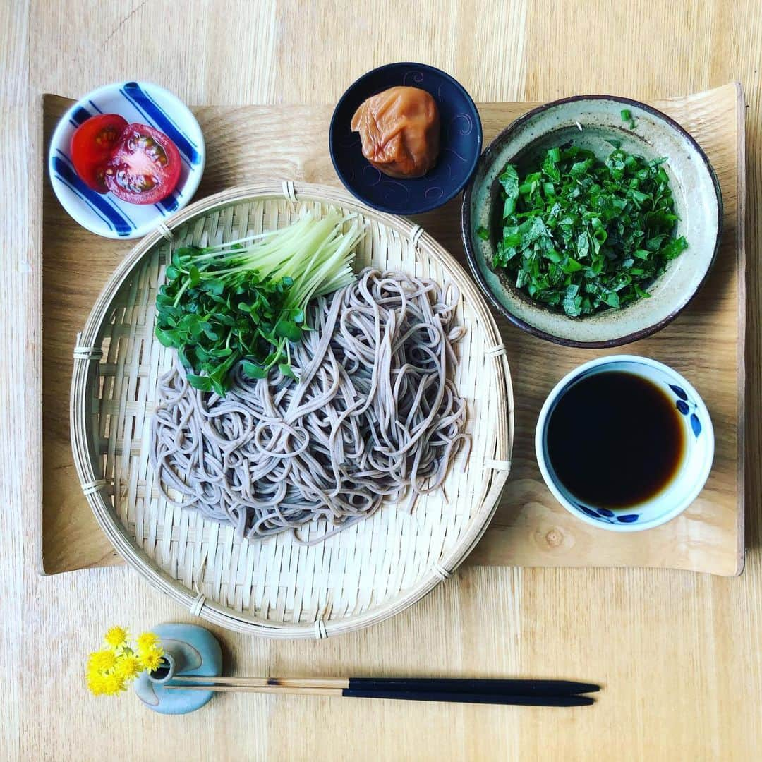 大宮エリーさんのインスタグラム写真 - (大宮エリーInstagram)「‪今日のお昼ご飯。‬ ‪蒸し暑いのでお蕎麦です。‬ ‪シンプルな、、、。‬ ‪大葉とネギとカイワレの、‬ ‪名づけて、青々そば。‬ ‪箸置きが小さい花瓶になっているのに‬ ‪してみました。‬ ‪なんかおもしろいですよね。‬ ‪便利。お花いれれば毎日違う‬ ‪箸置きに。‬ #箸置き #箸置きコレクション  #蕎麦 #お昼ごはん #家庭菜園」6月4日 14時34分 - ellie_omiya