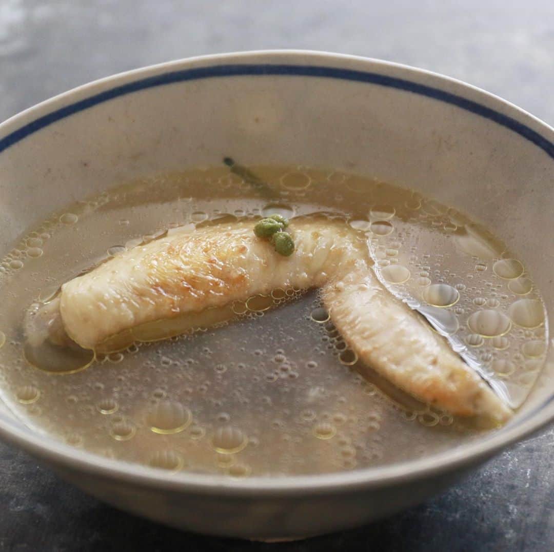 馬場裕之のインスタグラム：「手羽先塩スープ🍄 『材料』 手羽先7本 冷凍椎茸50g〜100g にんにく1片 酒大さじ1 お酢小さじ1 塩小さじ1.5 30秒ほど茹でて水にさらした実山椒20粒（鷹の爪1本や黒胡椒でも） 水500cc ①フライパンに手羽先の皮を下にして並べ強火で2分加熱します。 ②水を入れ、にんにくスライス、酒、お酢、塩、冷凍椎茸、実山椒を入れ再び沸騰したら弱火にして蓋をして10分加熱します。 ③10分たったら手羽先を裏返して蓋をしてさらに10分加熱すれば完成です。 山椒が無い場合は種を取った鷹の爪でも大丈夫です。 黒胡椒の場合は完成後にかけて下さい。 #おうち時間  #おうちごはん  #吉本自宅劇場  #馬場ごはん」
