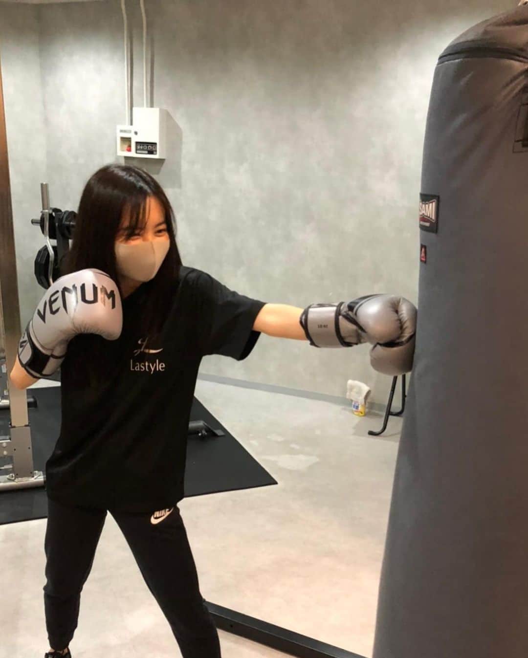 青山舞莉のインスタグラム：「@lastyle_official 行って来ました。 コロナ対策でマスクでトレーニングしたよ！ なんか効果増してそう！ お家でトレーニング頑張ってたけどジムでやる方が負荷もかかって効果がある！ トレーニング後のプロテインがまたまた美味しい！  #ラスタイル #Lastyle #パーソナルジム　#ダイエット」