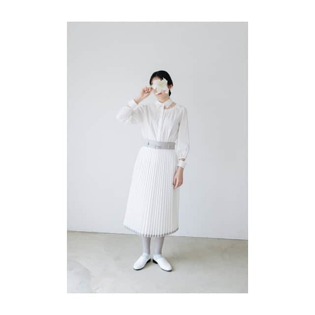 Fashion Headlineさんのインスタグラム写真 - (Fashion HeadlineInstagram)「ritsuko karita《plain》2020秋冬コレクションより。 「ritsuko karita」は、これまで「梨凛花」を手掛けてきた苅田 梨都子( @ritsuko627 )による新レーベル。  ブランドならではのベーシックアイテムを提案する「plain」と、シーズン毎、色やテキスタイル、形でデザイナーのクリエイティビティを打ち出す「rich」2つのラインで展開していくそう。  アーティスティックなルックの打ち出しがとても素敵なので、ぜひ、　@fashionheadlinejpn ウェブサイトトップからチェックしてみて。」6月4日 14時43分 - fashionheadlinejpn