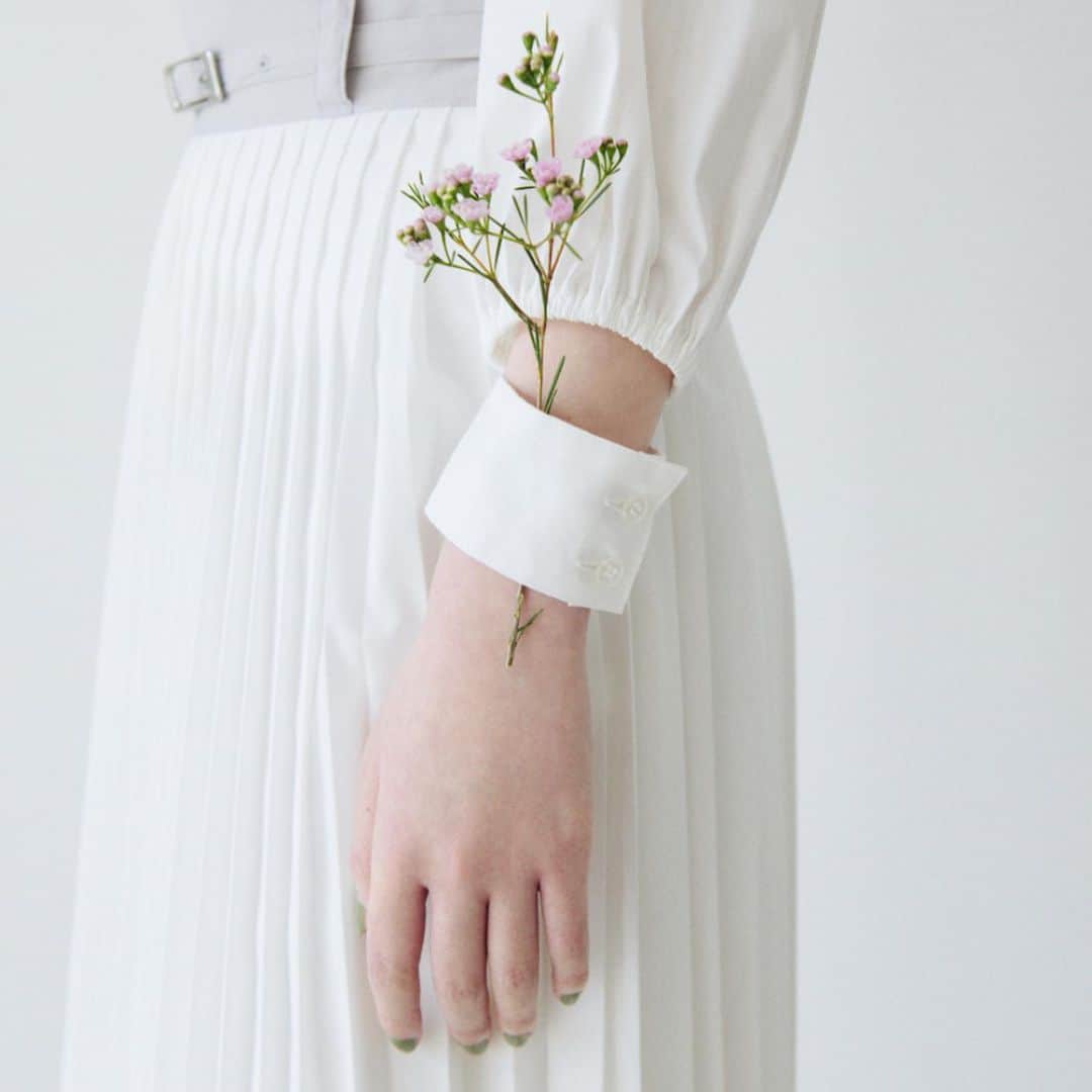 Fashion Headlineのインスタグラム：「ritsuko karita《plain》2020秋冬コレクションより。 「ritsuko karita」は、これまで「梨凛花」を手掛けてきた苅田 梨都子( @ritsuko627 )による新レーベル。  ブランドならではのベーシックアイテムを提案する「plain」と、シーズン毎、色やテキスタイル、形でデザイナーのクリエイティビティを打ち出す「rich」2つのラインで展開していくそう。  アーティスティックなルックの打ち出しがとても素敵なので、ぜひ、　@fashionheadlinejpn ウェブサイトトップからチェックしてみて。」