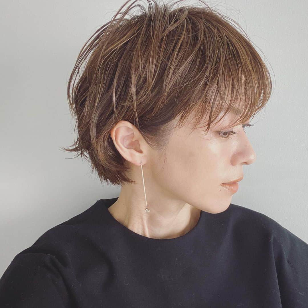 畑野ひろ子のインスタグラム：「今日の撮影ヘアメイクは、makiちゃん。 私のショートボブヘアも、巻き方によって色々なアレンジをしてもらいました。 次号のミント企画のページです📖  そして、昨日の @zara と @jomalonelondon のコラボフレグランス。 今日は、EBONY WOODをつけました。 私のお気に入りは、特にこの3本❤️（3枚目写真） #zaraemotions」