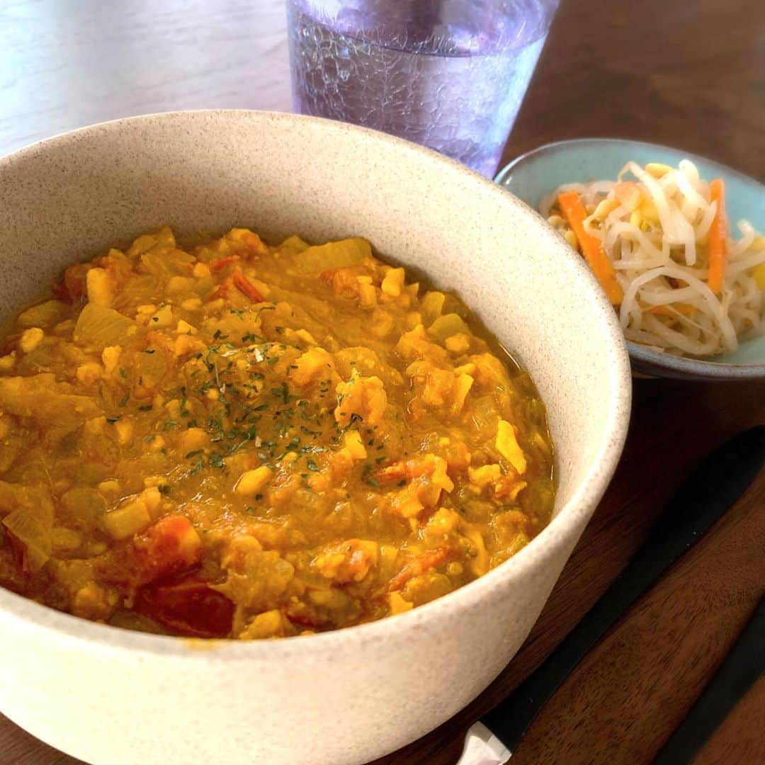 佐々木希さんのインスタグラム写真 - (佐々木希Instagram)「本日のランチは 簡単に出来るカレー🍛 「ターメリック」「コリアンダー」「クミン」このたった3種類のスパイスで本格的な味に！ 先日#所JAPAN で学んだカレーレシピを参考に✨ 簡単で本当に美味しい！ そして粉を全く使っていないので、ヘルシーです。 このカレーにハマり、毎回お肉の種類を変えたり、パプリカを足したりとバリエーションを楽しんでます。 魚介を入れても美味しそう！  今回の材料 ●ニンニク生姜みじん切り ●玉ねぎみじん切り ●鶏ひき肉（今日は） ●トマト（コロコロに切ってね！後で形がなくなるので適当にどうぞ。笑） ●水 ●塩 ●鶏がらスープの素  ①ニンニク生姜を油で炒め、玉ねぎを加え、飴色になるまで炒める。 ②鶏ひき肉を加える ③トマトを加える ④3種類のスパイスを加える ⑤水をお好みで入れ、塩、鶏がらスープの素で味を整えて出来上がり！  辛さを出す時は、カイエンペッパーを少し足したり、お好みでガラムマサラのパウダーを足してください☺️ #希んちのごはん」6月4日 14時56分 - nozomisasaki_official