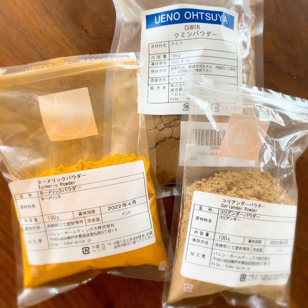 佐々木希さんのインスタグラム写真 - (佐々木希Instagram)「本日のランチは 簡単に出来るカレー🍛 「ターメリック」「コリアンダー」「クミン」このたった3種類のスパイスで本格的な味に！ 先日#所JAPAN で学んだカレーレシピを参考に✨ 簡単で本当に美味しい！ そして粉を全く使っていないので、ヘルシーです。 このカレーにハマり、毎回お肉の種類を変えたり、パプリカを足したりとバリエーションを楽しんでます。 魚介を入れても美味しそう！  今回の材料 ●ニンニク生姜みじん切り ●玉ねぎみじん切り ●鶏ひき肉（今日は） ●トマト（コロコロに切ってね！後で形がなくなるので適当にどうぞ。笑） ●水 ●塩 ●鶏がらスープの素  ①ニンニク生姜を油で炒め、玉ねぎを加え、飴色になるまで炒める。 ②鶏ひき肉を加える ③トマトを加える ④3種類のスパイスを加える ⑤水をお好みで入れ、塩、鶏がらスープの素で味を整えて出来上がり！  辛さを出す時は、カイエンペッパーを少し足したり、お好みでガラムマサラのパウダーを足してください☺️ #希んちのごはん」6月4日 14時56分 - nozomisasaki_official