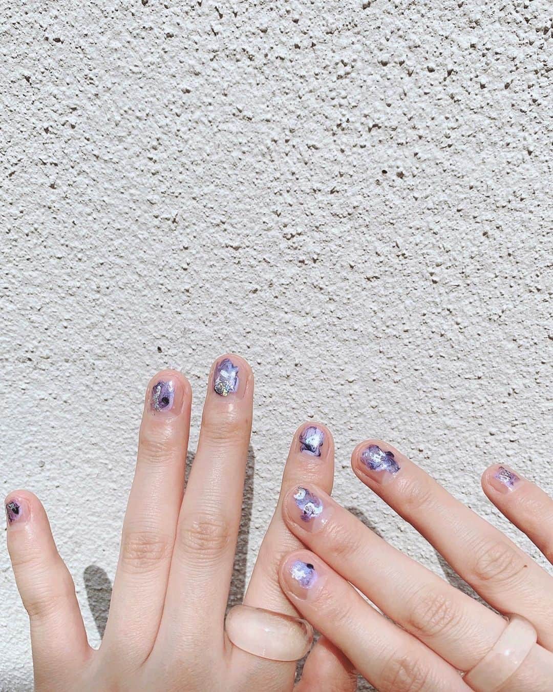 持永真実のインスタグラム：「１００均ＮＡＩＬ💅🏻 爪楊枝でマーブルにしてホログラム💜 左のぷっくりしたクリアリングは @mina.magazine × @daiso_official のコラボ🙆🏻‍♀️ もちろん100円✌︎ #セルフネイル #ダイソー #100均 #プチプラネイル #ポリッシュ派」