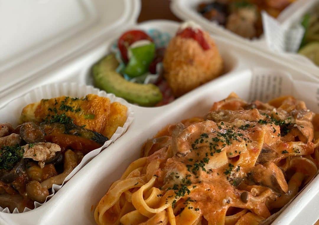A-Portさんのインスタグラム写真 - (A-PortInstagram)「🍝﻿ ﻿ 今日の社員弁当﻿ ﻿ イタリア料理facciaさん🇮🇹﻿ ﻿ パスタは7種類から選べます﻿ ﻿ 前菜パスタset（パン付き）は、﻿ 前日までに予約　¥1000﻿ ﻿ それに、サラダ🥗¥200を﻿ プラスしたら、﻿ ﻿ サービスで、デザートつけてくださいました🥧﻿ありがとうございます ﻿ ごちそうさまでした😋﻿ ﻿ ﻿ #清水工務店﻿ #毎週木曜日﻿ #社員弁当﻿ ﻿ #ファッチャ﻿ #自家製生パスタ﻿ #野菜も美味しい﻿」6月4日 15時05分 - shimizu_aport