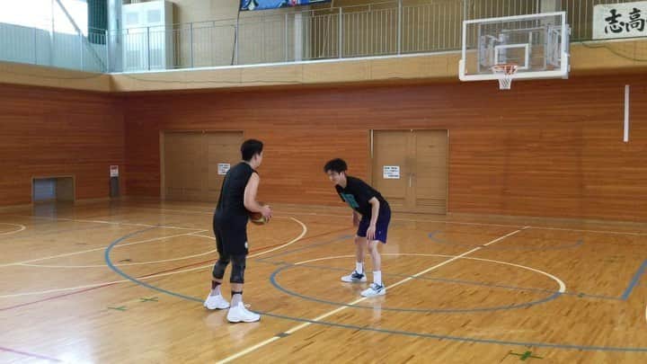 大原亞紋のインスタグラム：「久しぶりに1on1⚡️🏀 緩急(ヘジテーション)からのアタックかなり効果的です！ イメージは @devinthelab のステップを意識してやってみたよー！  体育館を使えることが恵まれていることを再確認できたコロナ自粛期間でした。バスケは外でもできるけどやっぱり体育館大好きです！  #fenix #basketball #101 #gym #nike #reebok #alleniverson #quetion #hesitation #体育館　#バスケ」