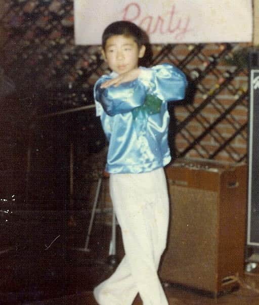 火口秀幸のインスタグラム：「本日 タップダンス生活 46周年を　迎えました。  両親の元 6歳から　踊り　もう少しで 半世紀が　経とうとしてますが、  ちょっと進んだのかなぁ、なんて　思っては、  また　振り出しだなぁ〜 なんて事を　繰り返し  今回の自粛もそうですが、 ちょっと踊らないと、身体も含め　気持ち的にも また　ちゃんと　踊れるかなぁ、なんて すぐ、不安になったり  自分には　年数が経とうと どうにも安心というものはなくて、  ダンサーの動いてないと、という性かも知れないし、  色々考えさせられてばかりの日々ですが、  継続は力なり　なんて言うけど 本当にそうで、  自分は、 『一流とは　例え　三流だったとしても 　一生　続けた人の事を言う』  なんて、格言を掲げて　やっていきます。  今年　2020年　誰もが 困難な状況を　余儀なくされ  スタジオも　窮地に立たされたけど  皆さんに救われ　また　有り難い事に　踊れる場所がある。  自分自身も　確かに自分で 踊ってきたのだけど、  今まで　御縁のあった方々が居て 側に居てくれたり　色々助けて貰って  結論　踊り続ける事が 出来てるのだなぁ、と　つくづく思います。  年齢を重ねる事は 素晴らしい事だけど、リスクも沢山出てきて  昔の様には　いかない。  だけど、何があろうとも やり続ける事、  目指して　生きていきます  簡単な言葉に　聞こえてしまうかもですが、  色々　ひとりでは無理で 本当に皆さんのお蔭だと、思う今日この頃です。  ありがとうございます🙇‍♂️🙇‍♂️😊」
