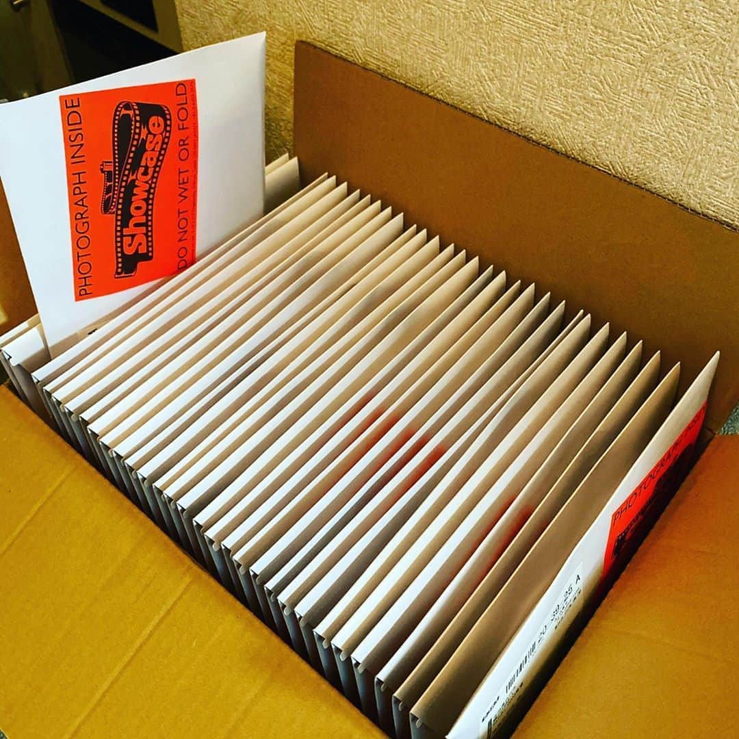 三吉ツカサのインスタグラム：「いよいよ発送開始だよー #1日じゃ出荷できない量だから #順番に届くよ #DIY」