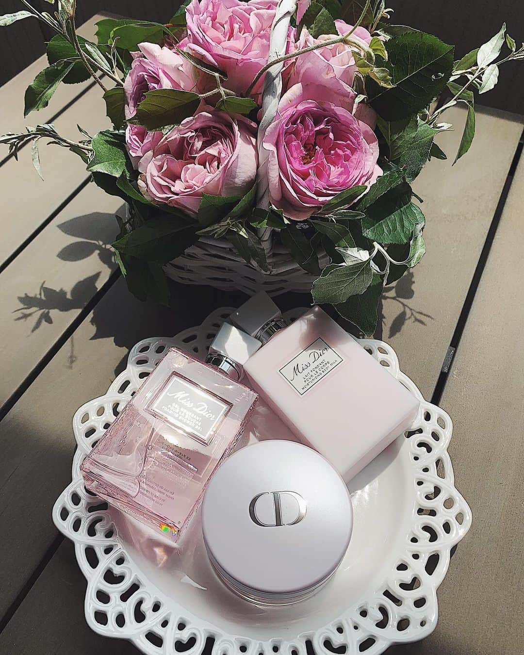 のインスタグラム：「Find the beauty in everyday🌸 it’s the little things that bring happiness, and today this display put a smile on my face. The Miss Dior Body powder is on sale from 6/5.  #DiorStandsWithYou #ミスディオール @diorparfums @dior」