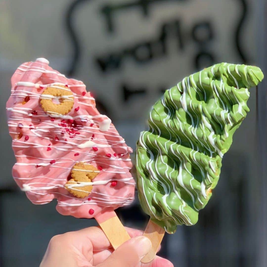 RETRIP<リトリップ>グルメのインスタグラム：「【RETRIP×兵庫】 こちらは兵庫・芦屋にある「Wafla（ワッフラ）」です。ワッフル専門店のこちらでは、持ちやすくバーが付いているんです🍭 . RETRIPでは「おでかけ」に関する様々な情報を発信しています。ぜひ他のアカウントもチェックしてください！ . @retrip_nagoya_ 名古屋の話題のカフェを紹介 @retrip_osaka_ 大阪のおでかけグルメスポットを紹介 @retrip_kyoto_ 京都のおでかけスポットを紹介 @retrip_fukuoka_ 福岡のおでかけグルメスポットを紹介 @retrip_hokkaido_ 北海道のおでかけスポットを紹介 @retrip_korea_ 韓国の話題のカフェを紹介 @retrip_news 最新のおでかけ情報を紹介 @retrip_nippon 日本の絶景を紹介 @retrip_global 海外の絶景を紹介 @retrip_gourmet 全国の話題のスイーツを紹介 @retrip_dinner 全国の話題のごはんを紹介 @retrip_cafe 全国のおしゃれなカフェを紹介 . ▼RETRIP[リトリップ]のアプリは AppStore、GooglePlay「リトリップ」で検索！ プロフィールのURLからもダウンロードできます。 . photo by  @maki8545 . . #retrip #retrip_rh #Wafla #ワッフラ #ワッフル #神戸カフェ #カフェ好きな人と繋がりたい #スイーツ好き #スイーツ好きな人と繋がりたい #スイーツ好きな人とつながりたい #グルメ好きな人と繋がりたい #グルメ好き #グルメ好きと繋がりたい #スイーツ部 #カフェ部」