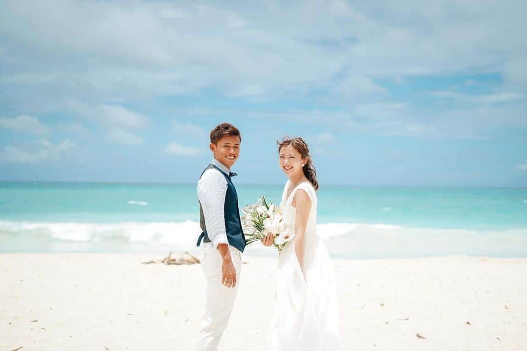 姫野れみのインスタグラム：「今日で結婚２周年 \ ♪♪ / ２年前にハワイで撮ったウェディングフォトです🌴 思い返すと本当に色々なことがあった濃い2年だったなぁ 良いことも悪いことも夫婦で乗り越えてこれたからこそ 絆が深まった大切な時間でした！ 今年からは娘と一緒にパパを支えて応援して行こうと思います😌これからも石毛家を暖かく見守って頂けると嬉しいです♡ ・ #結婚記念日 #ウエディングフォト #ハワイ #ラニカイビーチ #ホノルル #ワイキキ #anniversary #weddingphoto #hawaii #lanikaibeach #honolulu #waikiki」