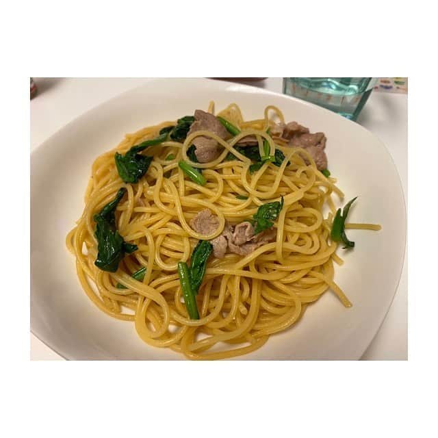 のインスタグラム：「豚肉とほうれん草のお醤油パスタ  いつもわからないほうれん草のベスト  #シンクでごはん」