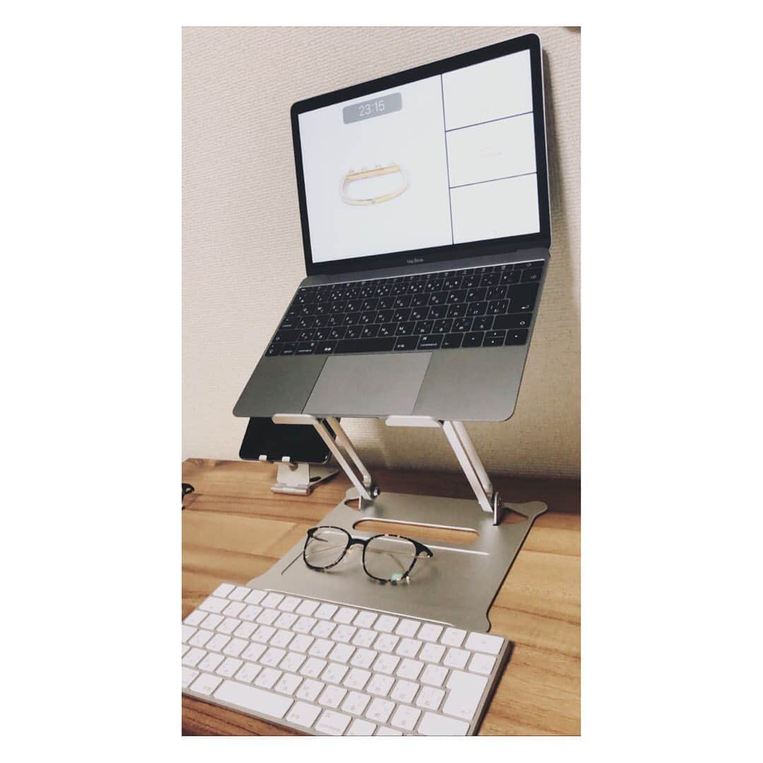 MIHOのインスタグラム：「【ストレートネックの人はゼヒっ】  基本、ラップトップでカフェなどでPCはするのですが、ステイホームでオウチでPC作業をすることに  お友達のアドバイスをもとに改善したのがとても良いのでホウレンソウ☺︎ 頸椎のヘルニア持ちなので携帯やパソコンをずっと見ていると首が痛くなるので、写真集の上に置いて高さを出したりしてました  そこでノートパソコンスタンド  ユコちゃんがそんな存在を教えてくれて探したら、Amazonで5千円以内で買えました、iPadも乗せれちゃう  たためるし高さもでるし、奥行きもそんな要らないからいちね、どうだろう？  買ってみたら、めちゃくちゃいい！  外付けのマジックキーボードも買ったら  首が上に向くので作業がラーークーー！  いまはマウスが届くのをジリジリ待ってます  たたんでお片づけできるのもサイコーです  もし、肩こりなどに悩んでる方はゼヒ  まず、段ボールでも、なんでもいいから実験してみてください  でも、こんな整ったらついついテザリングギガ無制限をいいことに、映画や神田伯山の動画や、最近教えてもらった小藪さんをみてしまう ...あれ？  笑  デジタルデトックス失敗、笑  #ノートパソコン #ノートパソコンスタンド #mac #Windows #ストレートネック #頸椎ヘルニア #みほのお気に入り  #折りたたみ #健康 #眼精疲労 #バーレスク #踊って汗だく」