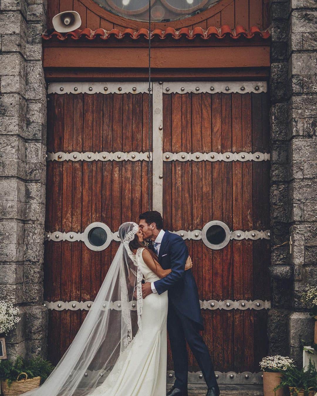イバイ・ゴメスのインスタグラム：「4 de junio de 2016. 💒 Tras un año entero detrás de ti manteniendo una bonita amistad y 3 preciosos años de novios, ya han pasado 4 desde aquel “SI, QUIERO”. 🔗 Y solo puedo darte las gracias. GRACIAS por dejarme caminar a tu lado, por escucharme, por intentar hacer todo lo posible cada día para que mis sueños se sigan cumpliendo, por convivir con mis defectos (que son muchos), por quererme tanto y tan bonito, pero sobre todo, GRACIAS por haber hecho posible formar una familia que no hubiera podido imaginar ni en mis mejores sueños. 👨‍👩‍👧‍👦 Te elegiría y te elegiré cada día hasta la eternidad @ingridbetancor , porque me siento el hombre más afortunado del mundo a tu lado. ¡FELIZ ANIVERSARIO MI VIDA! 🎈 ¡TE AMO CON LOCURA! ❤️」