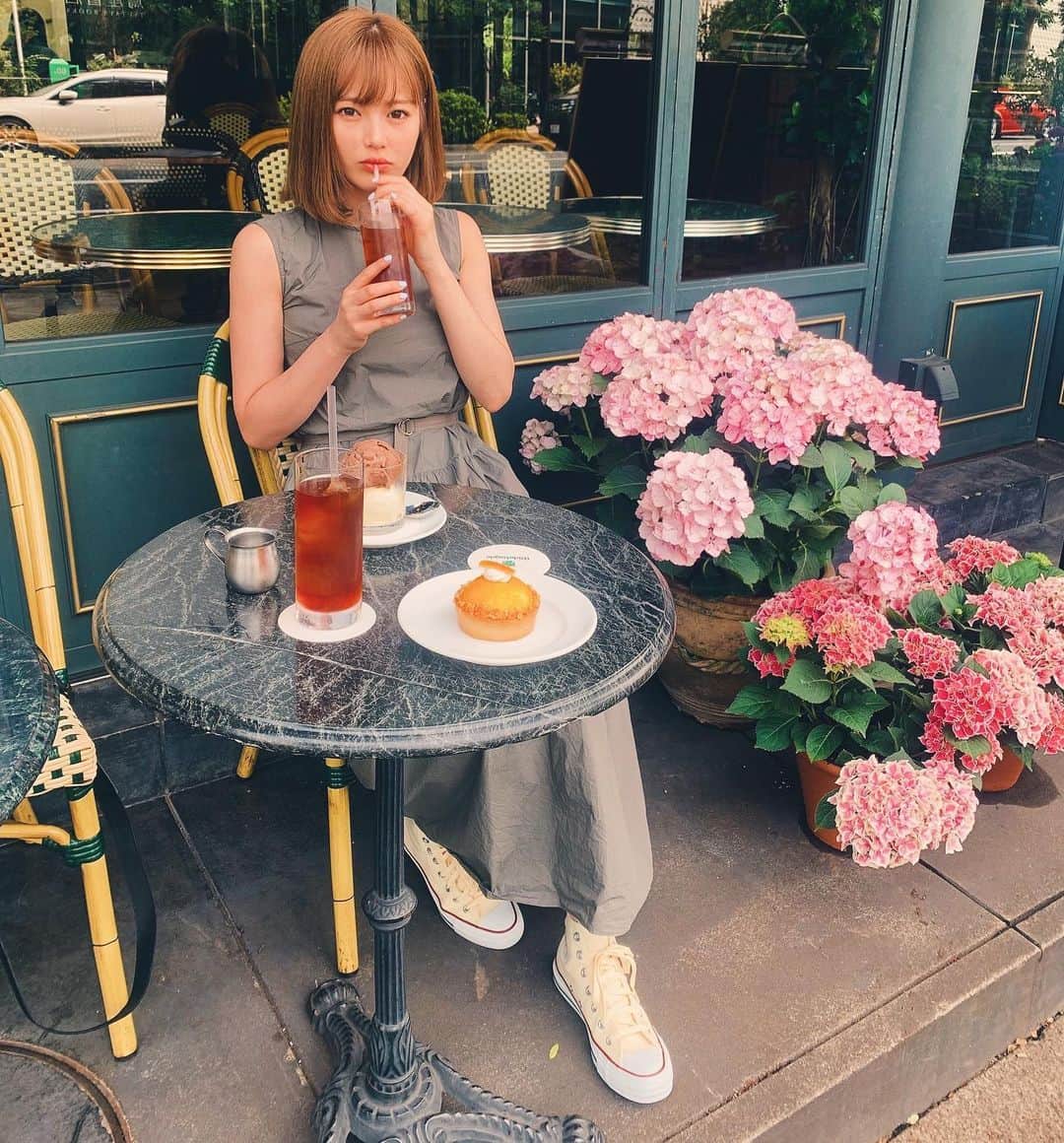 のインスタグラム：「🖤🖤🖤🖤 . #久しぶりのランチ🍴」