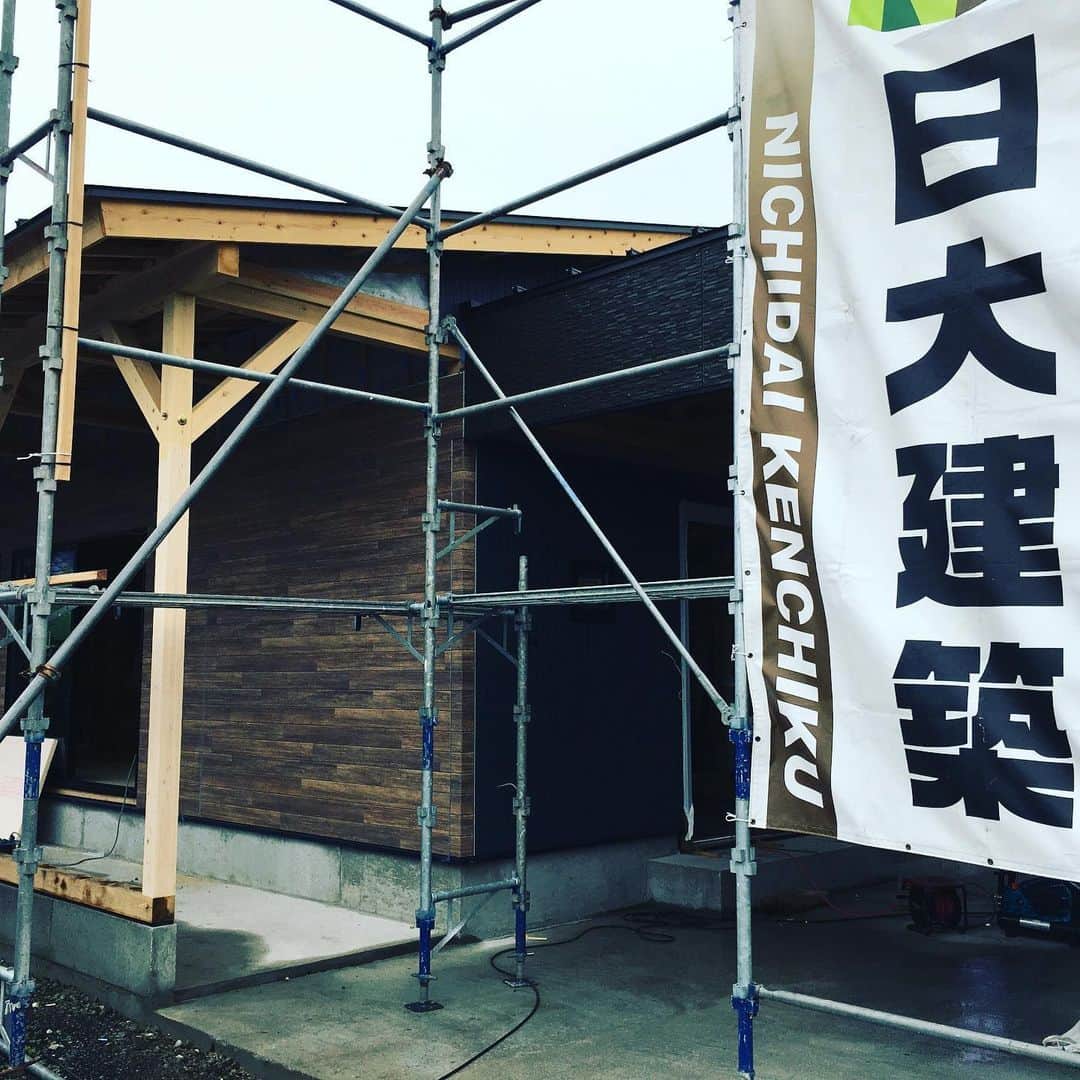 日大建築さんのインスタグラム写真 - (日大建築Instagram)「チーク床材　カッコイイ空間造り👆 #日大建築#カリフォルニアスタイル #サーファーズハウス新築#注文住宅#宮崎市#モダン#オシャレ#ビーチ#海#surf #ハワイ#アメリカン#大工#建築#設計#ウッドスタイル#中古住宅#リフォーム#リノベーション#カバードポーチ#ウッドデッキ#ヘリンボーン#マイホーム」6月4日 16時15分 - ryu.ryu.ryu3