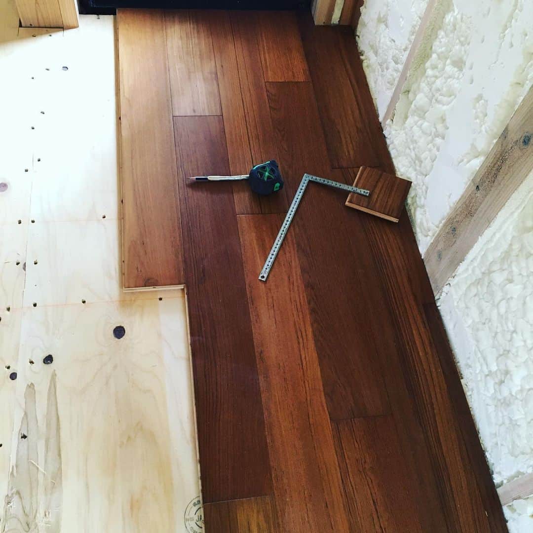 日大建築さんのインスタグラム写真 - (日大建築Instagram)「チーク床材　カッコイイ空間造り👆 #日大建築#カリフォルニアスタイル #サーファーズハウス新築#注文住宅#宮崎市#モダン#オシャレ#ビーチ#海#surf #ハワイ#アメリカン#大工#建築#設計#ウッドスタイル#中古住宅#リフォーム#リノベーション#カバードポーチ#ウッドデッキ#ヘリンボーン#マイホーム」6月4日 16時15分 - ryu.ryu.ryu3