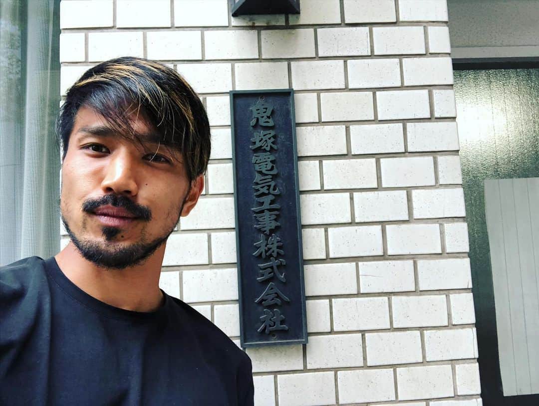 伊佐耕平のインスタグラム：「【1人スポンサー様訪問】  AD BOARD SPONSORS  鬼塚電気工事株式会社様  いつもありがとうございます! これからも宜しくお願い致します!  #1人スポンサー様訪問 #鬼塚電気工事株式会社様 #人生は常に今から #感謝」