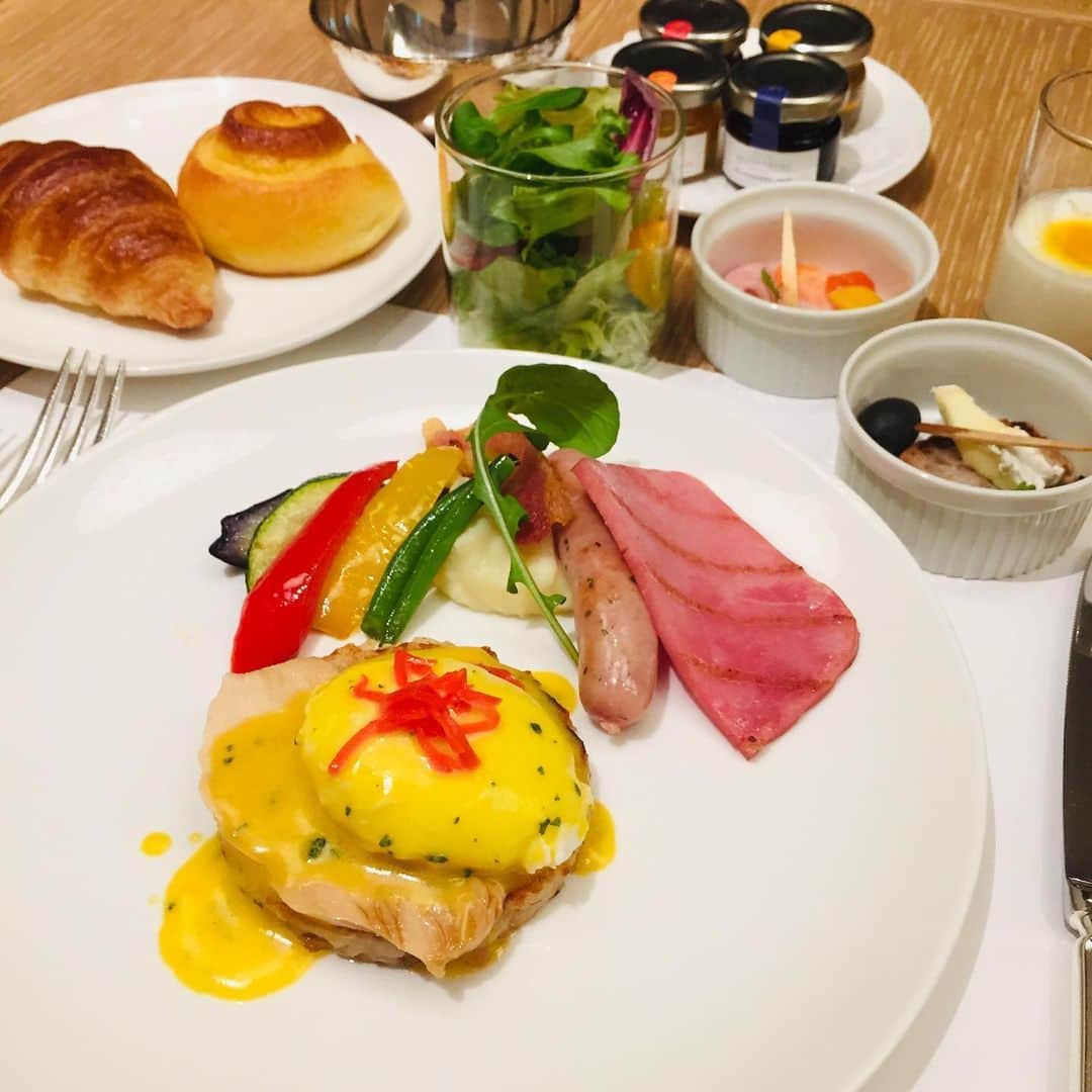 ホテルオークラ福岡さんのインスタグラム写真 - (ホテルオークラ福岡Instagram)「オールデイダイニングカメリアでは、6月1日より、新様式の朝食「カメリアブレックファスト」をご用意しています。  ジュース、メイン、卵料理以外のアイテム（アペタイザーやサラダ、フルーツ、ヨーグルト、パン、デザート、グラノラなど）はブッフェ台に個々盛りでご用意しており、お好きなものをお好きなだけ召し上がって頂けます。  卵料理では、金太郎卵を使用したオムレツやスクランブルエッグなどの他に、博多オムレツやオムレツマルゲリータなどがございます。 中でも、一度お試しいただきたいメニューが「博多エッグベネディクト」です。#ホテルオークラ福岡 #カメリア #朝食 #博多 #エッグベネディクト #美味しい朝食 #朝食は大事」6月4日 16時30分 - hotelokura_fukuoka