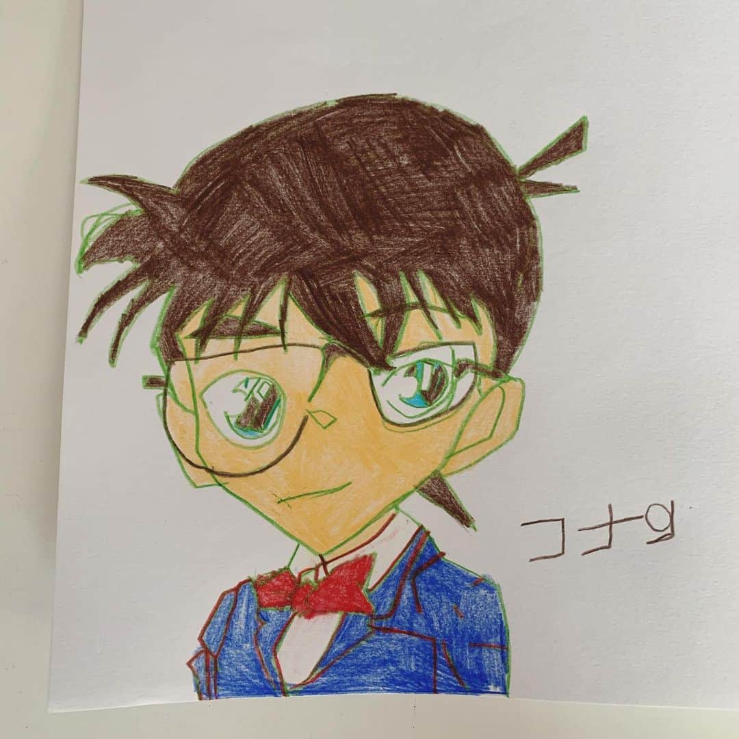 高見まなみのインスタグラム：「今日のコナンとお手紙。  ストーリーズの反響がすごくて、とってもありがたかったので、こちらにも😊  お手紙は、兄から弟へ。 いつも、"たいちゃん、お豆みたい〜、いつまでもお豆でいてね"と言って、  お風呂上がりは、"お豆すぎる〜！！"と溺愛している兄。  私には、またいつか二の腕を貸してと😂 さすが二の腕フェチ、すぐ貸しました。  #6歳の絵 #6歳の手紙 #6歳男の子」