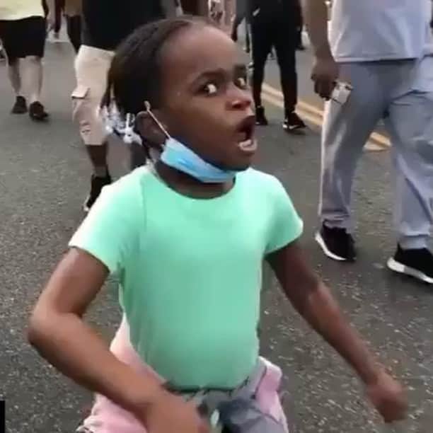 ジェニファー・グレイのインスタグラム：「repost: @shaunking @bscott that’s right baby girl!! no justice no peace #blacklivesmatter #nojusticenopeace✊🏾✊🏿✊🏽✊🏻✊🏼#blackgirlmagic ✨💞👑#justiceforgeorgefloyd #🖤」