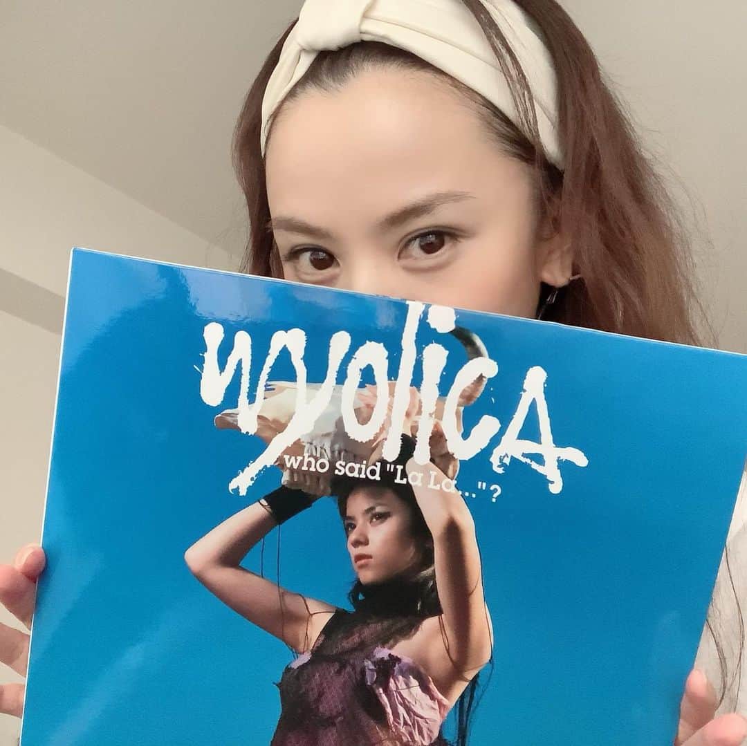 azumiのインスタグラム：「Wyolicaはよく90年代と言われるのだけど99年5月デビューだし90年代には7ヶ月しか生息していない。なんでだろ🤔 昨日そんなどちらかと言えば00年代1stアルバム『who said "La La..."?』アナログ発売🎉 90年代は『悲しいわがまま』『風をあつめて feat.kenji』かな？ あの人を好きだったあの頃も、初めて出会うこれからも、甘酸っぱいキオクと一緒に、みんなの心の中にワイヨリカがいたら嬉しいなあ。 #wyolica #ワイヨリカ #azumi」