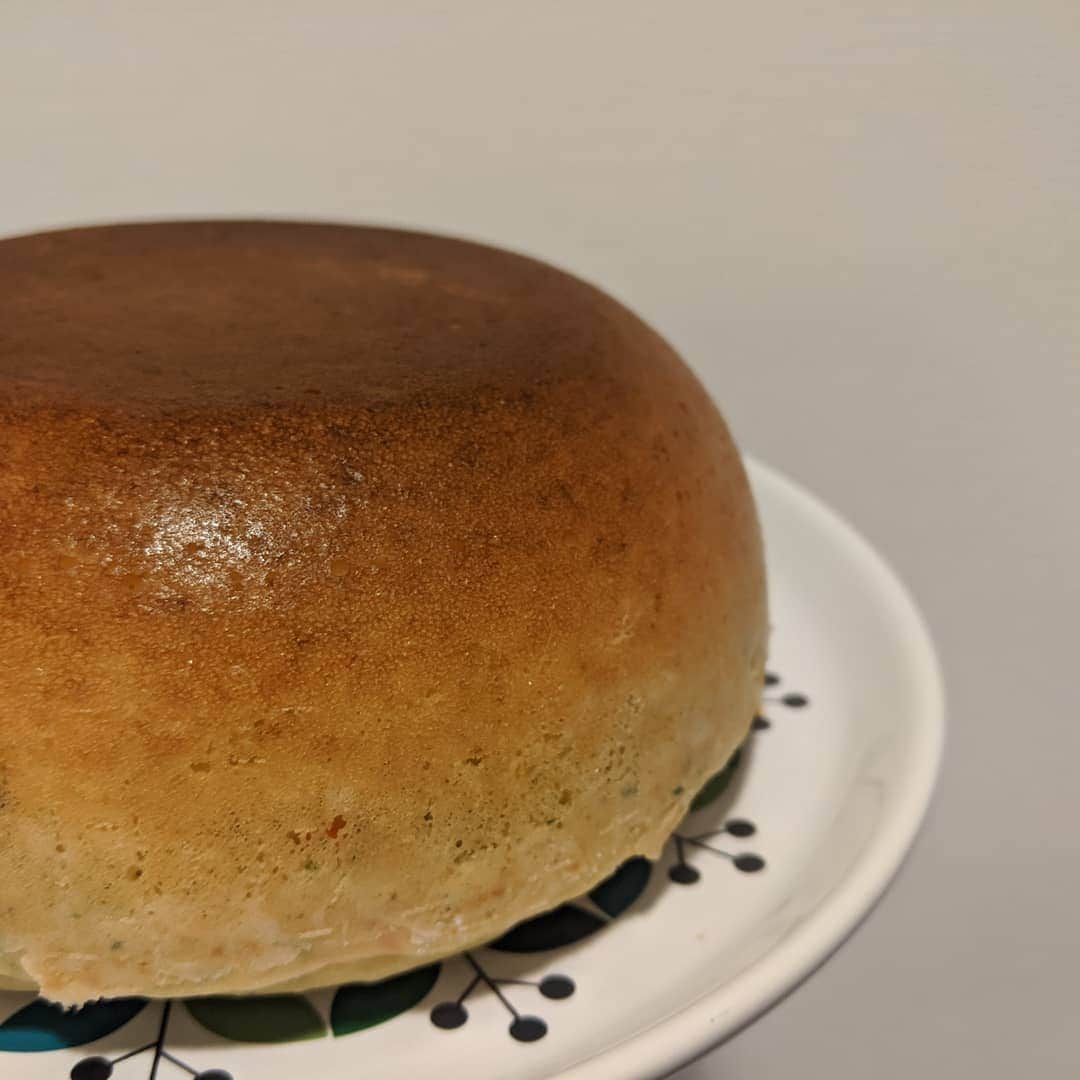 山部朱里のインスタグラム：「. . 【まるでぐりとぐら！炊飯器でホットケーキ】 炊飯器のお釜にホットケーキミックスと牛乳と卵と以前投稿したお米の代わりに食べる６種類の野菜を入れて混ぜて炊飯ボタンをぽち。これだけです。　 ウインナー、きなこ、しらす、チーズなど、アレンジもできます。 出来上がったら竹串でさしてみて生っぽかったらもう一度炊くか早炊きしたほうがいいとおもいます！ 誕生日ケーキやパーティーにも良さそう！ 私は今日の朝ごはん用に作りました。 炊飯ボタン押して、その間に朝掃除してました。 一枚ずつ焼かなくていいのがとても楽です。 もちろん一緒に焼くのが楽しめる年齢だったら焼く作業も大事な食育につながりますよね😊 ちなみに本日のお昼ごはんは担々麺。 昨日の投稿に書いていた鶏のひき肉のストックを電子レンジで温めてる間に、牛乳や味噌など(適当)でスープを作って麺を茹でて、、お皿に盛って出来上がりです！ あ、ハナマサで買ったはまぐりのスープの素が万能でスープにもこれ使いました！ 無限なんとかシリーズにも使えますよ！(無限ピーマンとか無限キャベツとか！) 今日は木曜日。 こんにゃく✕２、ニラ、新玉ねぎ、大根半分、ピーマン６つ、ごぼう、たまご３つ があります。いつもおかず４品は作るので、明日で使い切るかな。 また土曜日に一週間分(1000円前後)のお野菜買い足しです！ 備忘録的に投稿しています🤗 節約ステイホームが楽しすぎるのである。 . . #ホットケーキ #簡単レシピ #簡単ごはん  #時短レシピ  #育児 #子育て #年子ママ #年子育児 #男の子ママ #兄弟  #節約 #節約ごはん  #ぐりとぐら #カステラ #パンケーキ #絵本 #読み聞かせ #フリーアナウンサー #炊飯器レシピ  #おうちごはん #主婦の味方  #Eテレのニャッキのことずっとニョッキって言ってたよ先週気付いたよニョッキ始まるよーーって我が子に言ってたよ」