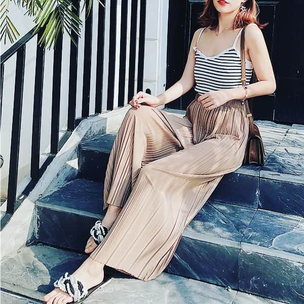 maison de LATIRのインスタグラム：「動くたびに揺れる繊細なプリーツデザインが大人ムードを演出してくれる一枚。 さらりとした生地で、ウエストはゴム使用なのでリラクシングにスタイリングを楽しめます。 シンプルなトップスと合わせるだけでもサマになるので、1着は欲しいアイテム♪ . お求めはコチラから▼▼ @maison_de_latir #maison_de_latir #https://shop-list.com/women/brand/maison-de-latir/」