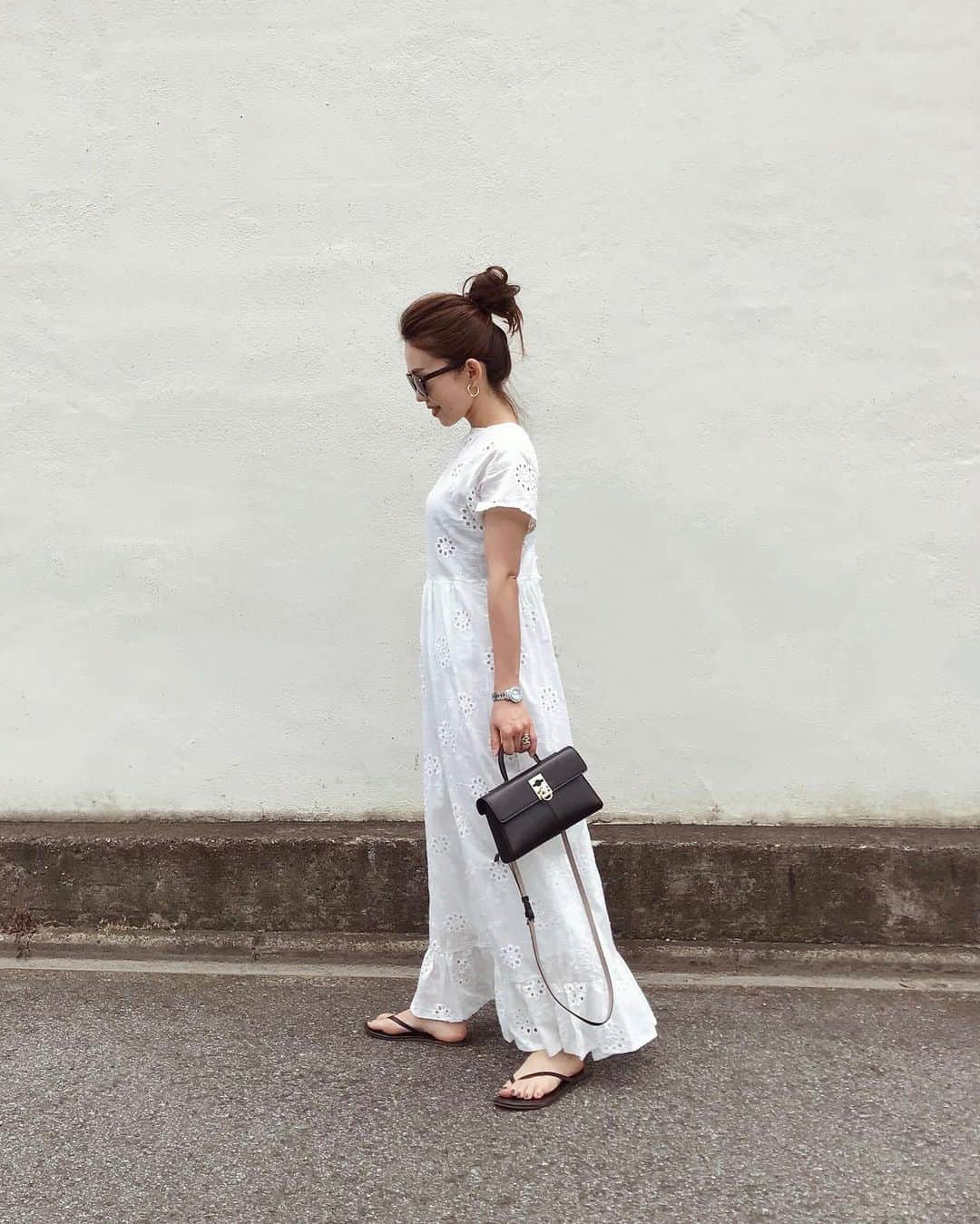 のインスタグラム：「:﻿ コットンレースが可愛いマキシワンピ…♥﻿ ブラック小物を合わせて甘さを押さえました！﻿ ﻿ 細身のマキシで高めのウエスト位置なので﻿ かなりスラッと見えしますよ☺️﻿ ﻿ @fifth_store の低身長企画に参加しています♩﻿ ﻿ ﻿ #コットンレースマキシワンピース﻿ #fifth#fifthtl#フィフス#カジュアル﻿ #ワンピース#ママコーデ#低身長コーデ﻿ #おちびコーデ#おちびの輪#150cm﻿ ﻿」