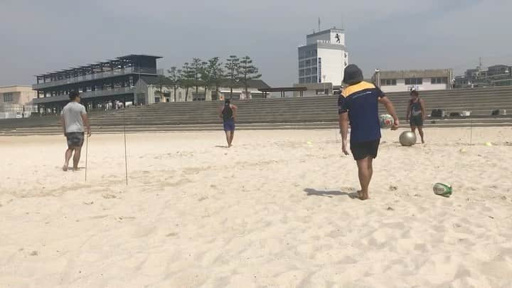 山中亮平のインスタグラム：「Beach training☀️🏝💪 . . . #beachtraining #ビーチトレーニング #ノブトレ」