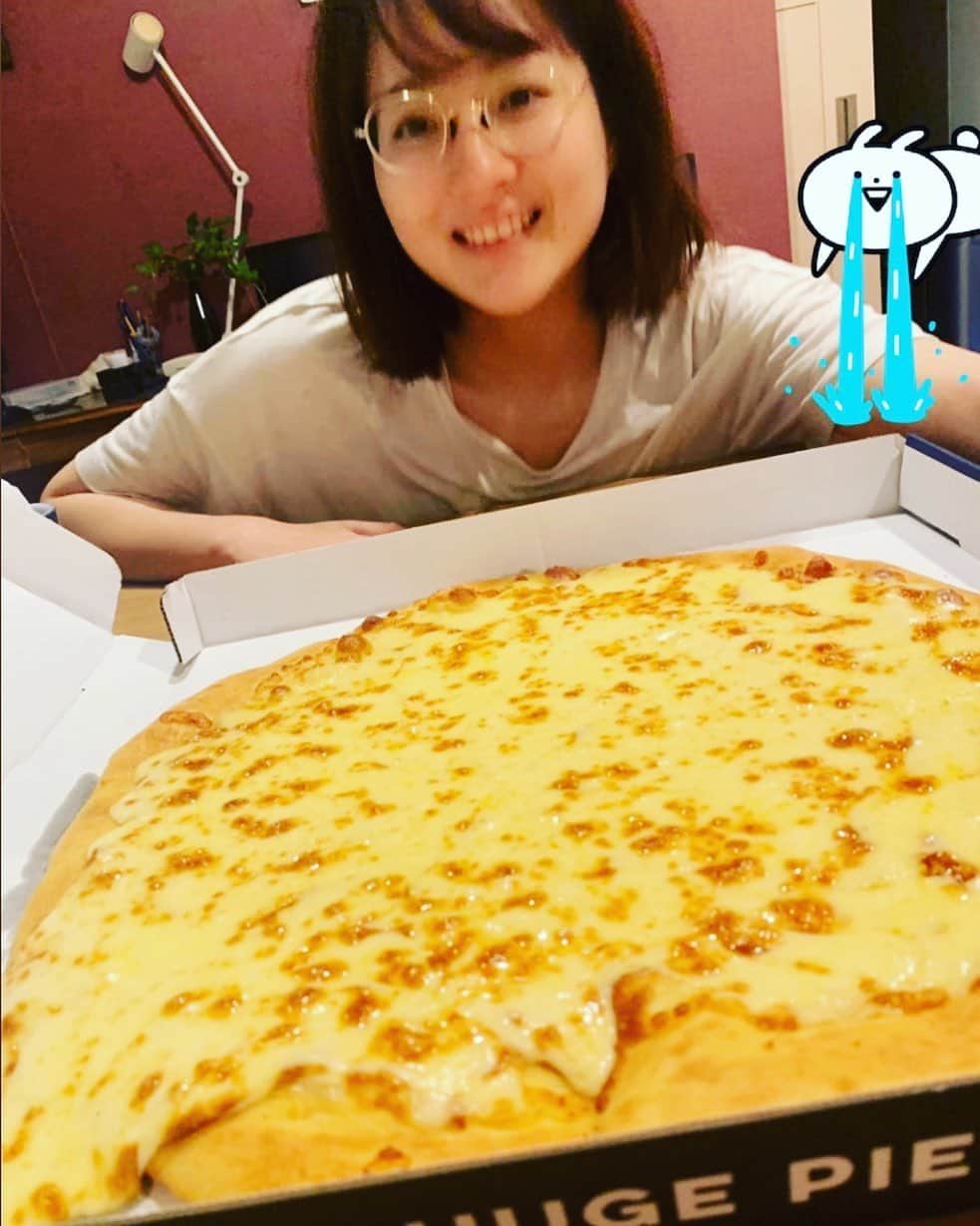 永尾亜子さんのインスタグラム写真 - (永尾亜子Instagram)「サイズまちがえた〜〜 #チーズ1キロ #ピザ #3日で完食」6月4日 16時52分 - ako_nagao