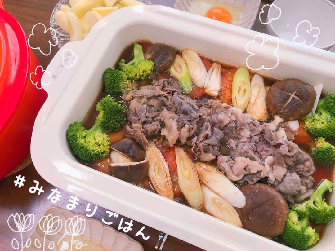南まりかのインスタグラム：「. 昨日のBRUNOランチは、 トマトすき焼き🍅🍴でした♬  玉ねぎ、トマト、長ネギ、ブロッコリー、椎茸の順番で入れて、最後に真ん中に牛肉を乗っけます♬  割り下を入れて蓋をしたら、中火でグツグツ♬  火が通ったら出来上がり♬  簡単美味しいトマトすき焼き🍅. 好評でした♬  #bruno #ホットプレート料理 #お昼ごはん  #みなまりごはん #トマトすき焼き #好評  #女の子のママ #3歳児ママ」