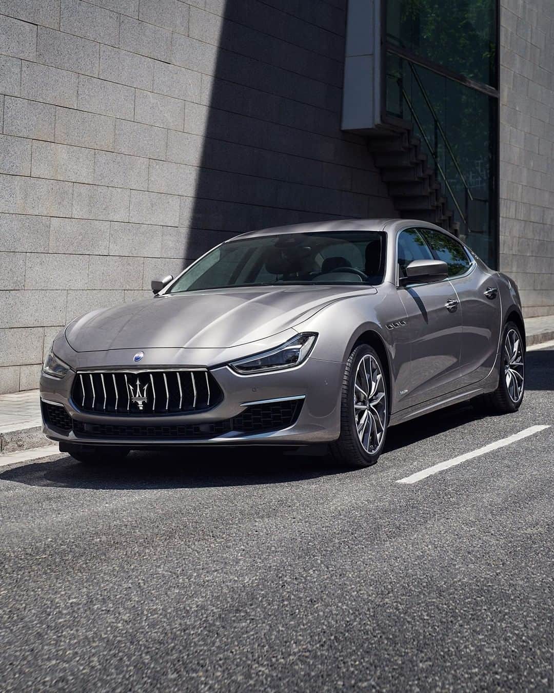 Maserati Japan | マセラティ ジャパンのインスタグラム：「あらゆるシーンにおいて、隠せないエレガンス。そして同時にモータースポーツで培った圧倒的なパワー。ギブリは、オーナーが求め得るすべての期待を満たしてくれます。  #Maserati #マセラティ #MaseratiJapan #マセラティジャパン #Ghibli #ギブリ」