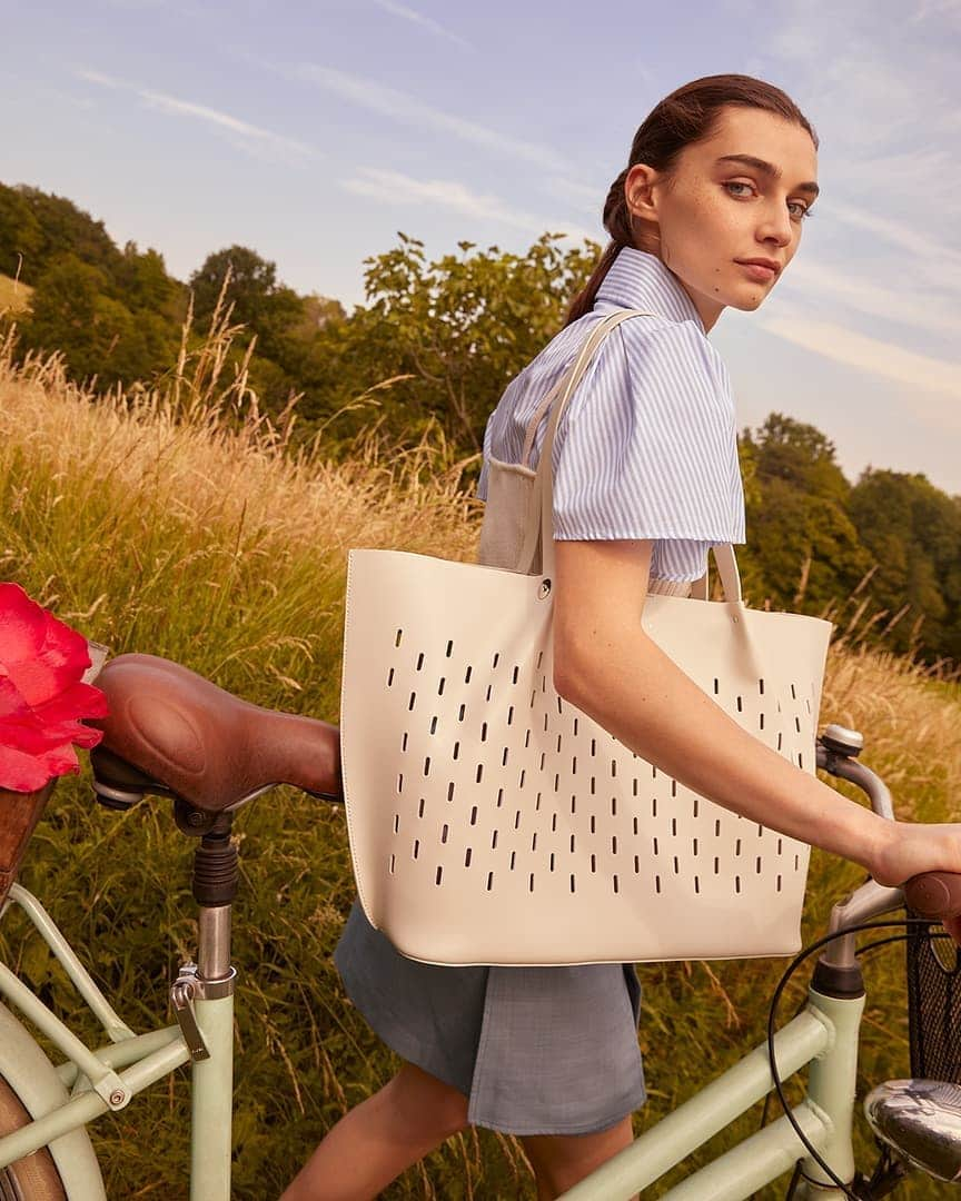 コチネレさんのインスタグラム写真 - (コチネレInstagram)「A picnic in the park or a poolside cocktail: Fenice Perfo Shopper is your summer carryall.  #Coccinelle #Fenice #CoccinelleBags #Shopper #WelcomeSummer #Colorful #Perfo」6月4日 17時00分 - coccinelleofficial