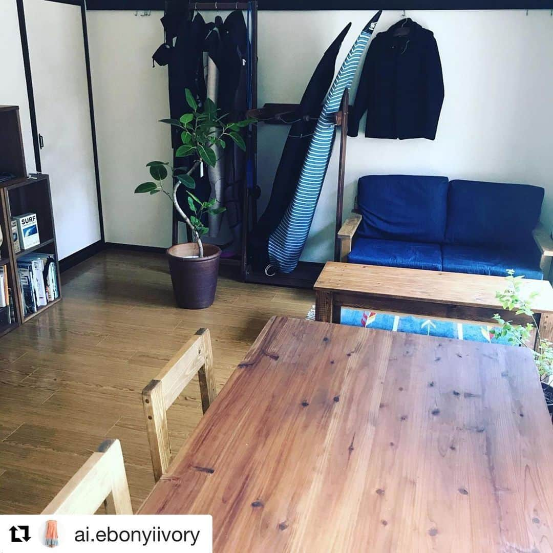 ［賃貸住宅シャーメゾン］のインスタグラム：「@ai.ebonyiivory さんのお部屋は、アウトドアの趣味の道具もインテリアの主役として室内に収納💡 次に海🌊に行ける日を心待ちにしながら、お部屋でお手入れの時間を過ごすのも楽しくなりそうな素敵なディスプレイです🏄🏻‍♂️✨ . #repost #実例 #シャーメゾン #シャーメゾンのお部屋 #積水ハウス #インテリア #スタイリング #シンプル #ラグジュアリー #リビング #サーファーズハウス #styling #simple #relax #luxuary #interiordesign #livingroom #homedecor #livestagrammer #roomclip #instahome #surferhouse」