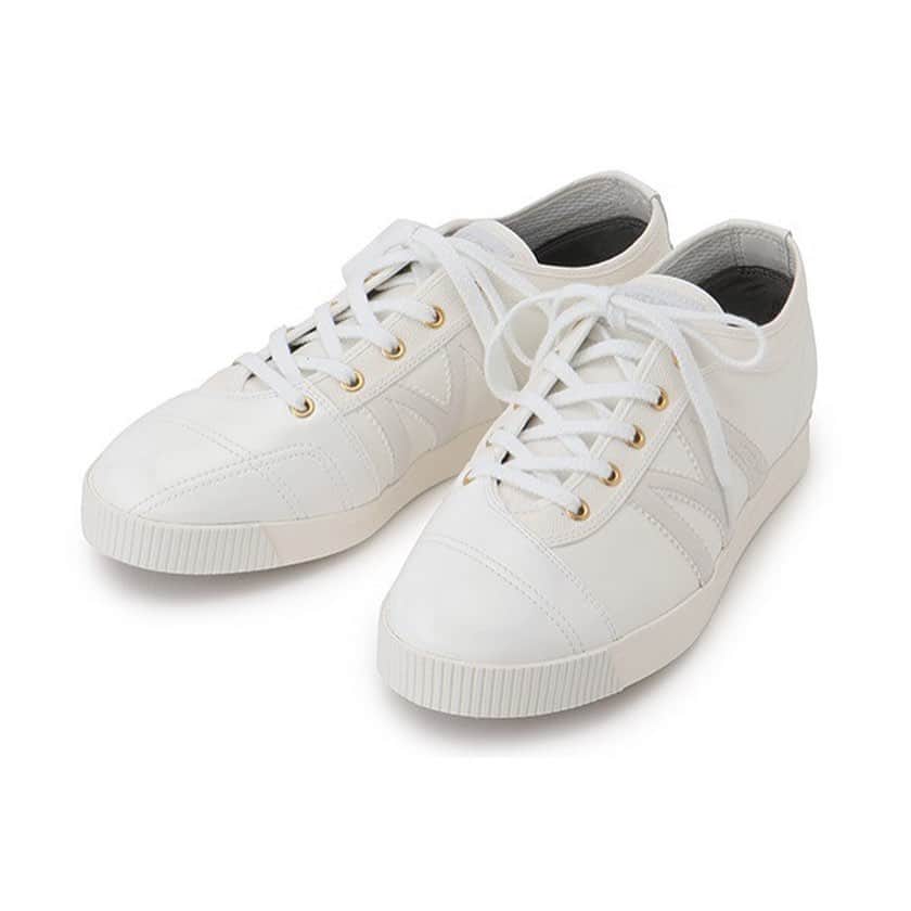 のインスタグラム：「・ PARCO SNEAKER COLLECTION👟 福岡パルコのオススメのスニーカーを紹介！ ============== 新館3F Mercibeacuoup, <SCHOOL TRAINER mb,> 価格：税込20,900円 ★各種会員、SNSフォローで30％OFF👀税込み13,300円  MIZUNOとメルシーボークー、とのコラボ・スニーカー👟オールホワイトながらキャンバス、エナメル、スウェードなど、さまざまな素材をミックスさせテクスチャーで遊び心を演出しています。長時間履いても疲れない履きやすさとどんなスタイルにも合わせやすいデザインが魅力です✨ #parcosneaker_basic #parcosneaker_limited」