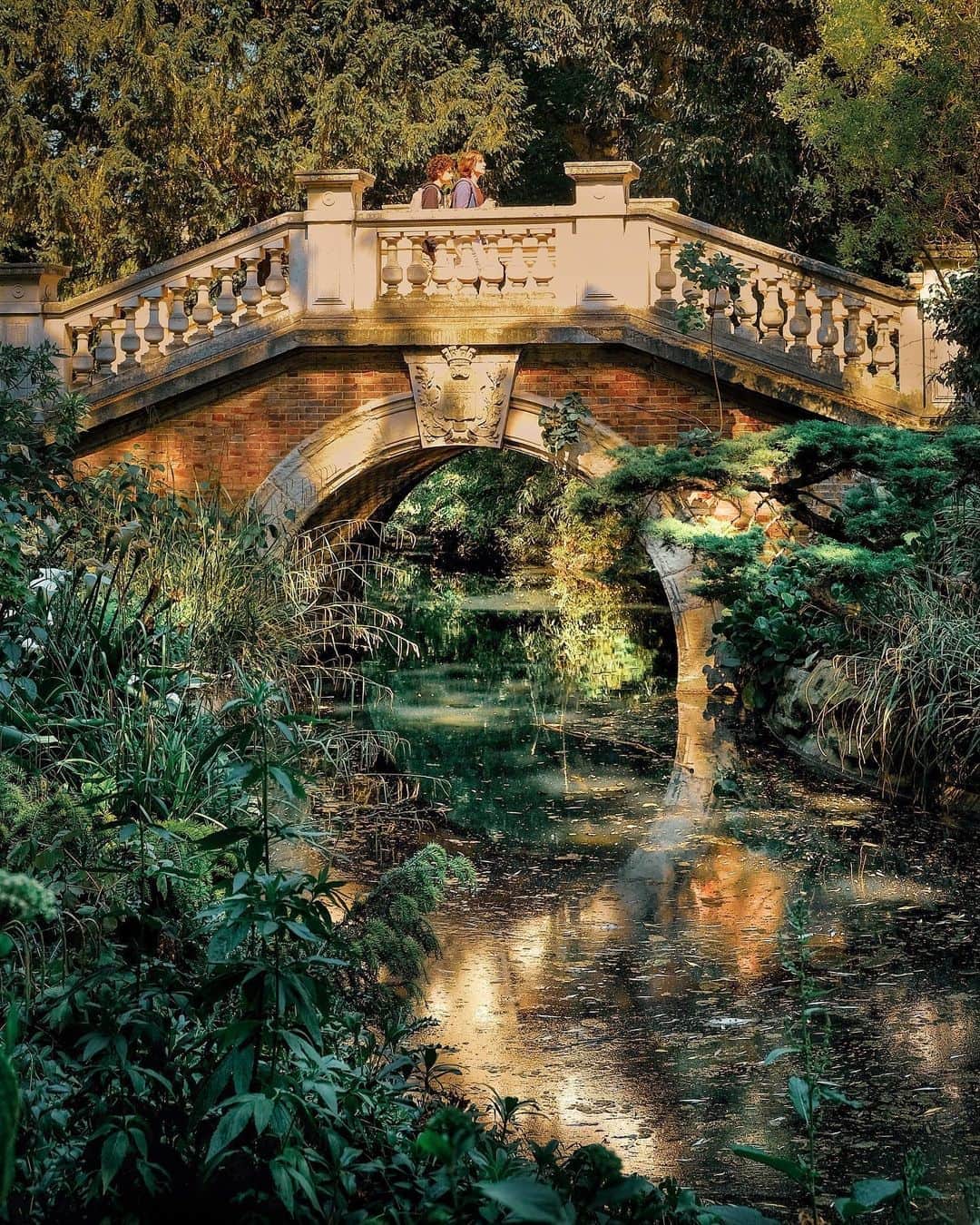 nathparisのインスタグラム：「GREEN GARDEN... . Première sortie dans le parc Monceau, c’est tellement agréable de redécouvrir nos parcs 💚 . First outing in Parc Monceau, it's so nice to rediscover our parks 💚」