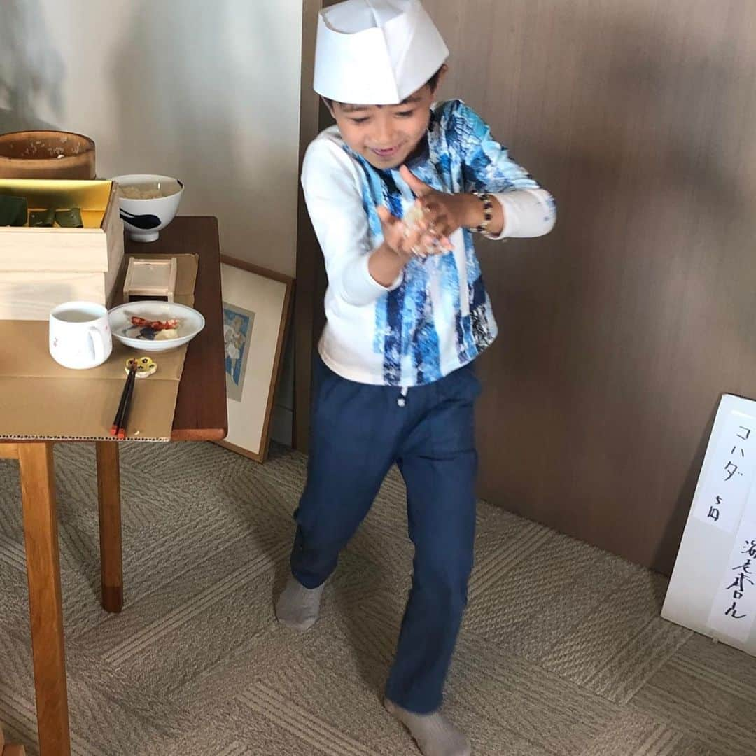 市川海老蔵 （11代目）さんのインスタグラム写真 - (市川海老蔵 （11代目）Instagram)「I’m done with the 🍣 chef role, and now he wants to do it😆  And, here he comes out of the homemade sushi counter-💦 . Says it was totally fun... haha. Umm, daddy’s so glad. * 一通り 私にぎり🍣まして おわったら 真似したい😆 となり、  そして、 出てきたー💦  最高に楽しいらしい、、 笑笑。 よ、よかったよ。  #市川海老蔵 #海老蔵 #成田屋 #歌舞伎 #ABKAI #ABMORI #ebizoichikawa #ebizo #kabuki #thunderparty #theater #theaterarts #actor #japan #classic」6月4日 17時10分 - ebizoichikawa.ebizoichikawa