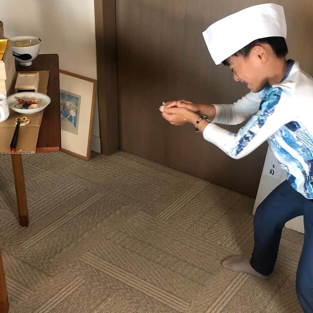 市川海老蔵 （11代目）さんのインスタグラム写真 - (市川海老蔵 （11代目）Instagram)「I’m done with the 🍣 chef role, and now he wants to do it😆  And, here he comes out of the homemade sushi counter-💦 . Says it was totally fun... haha. Umm, daddy’s so glad. * 一通り 私にぎり🍣まして おわったら 真似したい😆 となり、  そして、 出てきたー💦  最高に楽しいらしい、、 笑笑。 よ、よかったよ。  #市川海老蔵 #海老蔵 #成田屋 #歌舞伎 #ABKAI #ABMORI #ebizoichikawa #ebizo #kabuki #thunderparty #theater #theaterarts #actor #japan #classic」6月4日 17時10分 - ebizoichikawa.ebizoichikawa