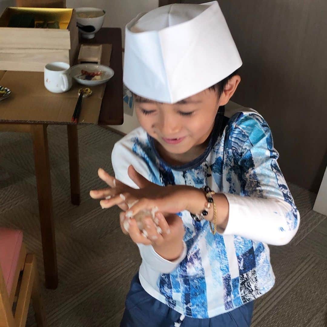 市川海老蔵 （11代目）さんのインスタグラム写真 - (市川海老蔵 （11代目）Instagram)「I’m done with the 🍣 chef role, and now he wants to do it😆  And, here he comes out of the homemade sushi counter-💦 . Says it was totally fun... haha. Umm, daddy’s so glad. * 一通り 私にぎり🍣まして おわったら 真似したい😆 となり、  そして、 出てきたー💦  最高に楽しいらしい、、 笑笑。 よ、よかったよ。  #市川海老蔵 #海老蔵 #成田屋 #歌舞伎 #ABKAI #ABMORI #ebizoichikawa #ebizo #kabuki #thunderparty #theater #theaterarts #actor #japan #classic」6月4日 17時10分 - ebizoichikawa.ebizoichikawa