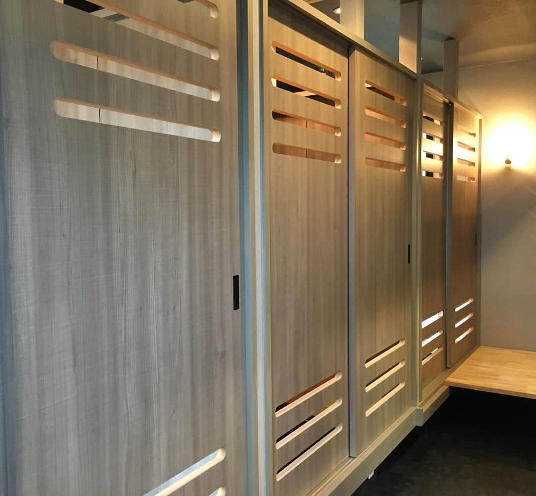 日大建築のインスタグラム：「焼肉元　オシャレな焼肉屋。仕上げ工事👆 #焼肉元#日大建築#カリフォルニアスタイル #サーファーズハウス新築#注文住宅#宮崎市#モダン#オシャレ#ビーチ#海#surf #ハワイ#アメリカン#大工#建築#設計#ウッドスタイル#中古住宅#リフォーム#リノベーション#カバードポーチ#ウッドデッキ#ヘリンボーン#マイホーム」