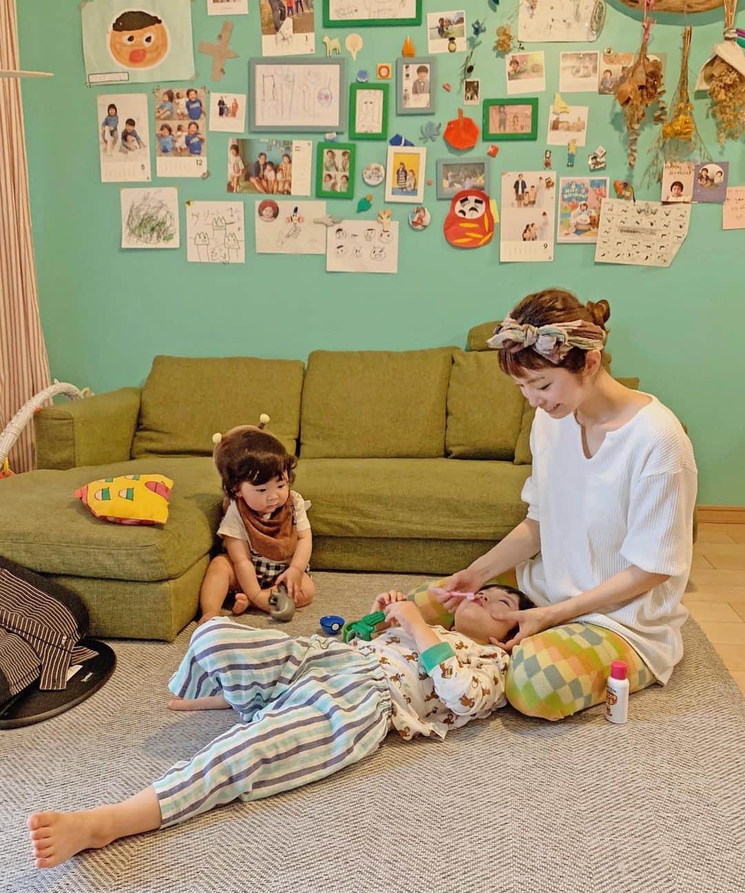 むらたさきさんのインスタグラム写真 - (むらたさきInstagram)「🦷🦷 ． 分散での登校がスタートして、 長男が楽しそうに話してくれる学校での出来事を “そうかそうか☺️👂”と聞けるのがうれしいなぁ🙏🥺💘 ． ． ． 保育園は給食の後に歯みがきする時間があったけれど、 小学生はないのかな🦷🤔！？ (持ち物のプリントには書いていなかったような📝？) ． ． ． 歯垢を赤く染めて 歯みがき＆磨き残しのチェックが同時にできる “こどもハミガキ上手” を使ってみたら とんでもなく歯垢が残ったままで、 ． 母的には衝撃だったけれど、 子どもたちは「ギャー😂👻！！」と大笑いで見せ合って、 “赤いところがなくなるまで磨いてみる👍” と、 やる気を出して歯みがきしてくれるようになったので 虫歯予防に一役買ってくれそう🧴🙏😍✨ ． ． ギョッとする色だけれど、 ノンアルコール・低刺激・食品用色素で作られとるし、 研磨剤・甘味料なし💮🙆‍♀️💯 (☞ 3.4枚目) ． ． ． ． ． #こどもハミガキ上手CP をつけて こどもの歯磨きの「困りごと」や「工夫していること」を投稿すると、 Amazon商品券などが当たる イベントがはじまっとった👍🎊🥰✨ (6/14(日)23：59〆) @hamigakijozu_cp のtopページに詳細があります🔍🐻 ． ． ． ． 子どもを抱っこから下ろしたのに、 抱っこ紐を外し忘れてそのまま過ごしてしまう👏😂 ． #育児あるある やよねぇ👶🤣？笑 ． ． ． ． ． ． ． ． ． ． ． #7歳 #4歳 #生後8ヶ月 #三兄弟 #虫歯予防 #歯磨き #オーラルケア @hamigakijozu_cp #pr #おうち時間」6月4日 17時21分 - muratasaki